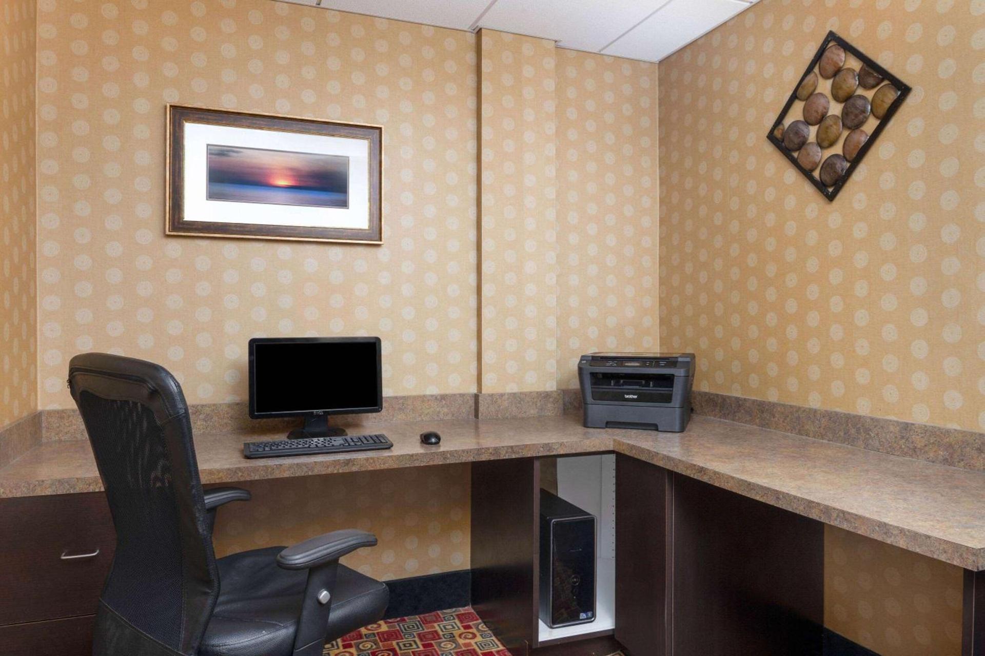 La Quinta by Wyndham Warner Robins - Robins AFB photo 39