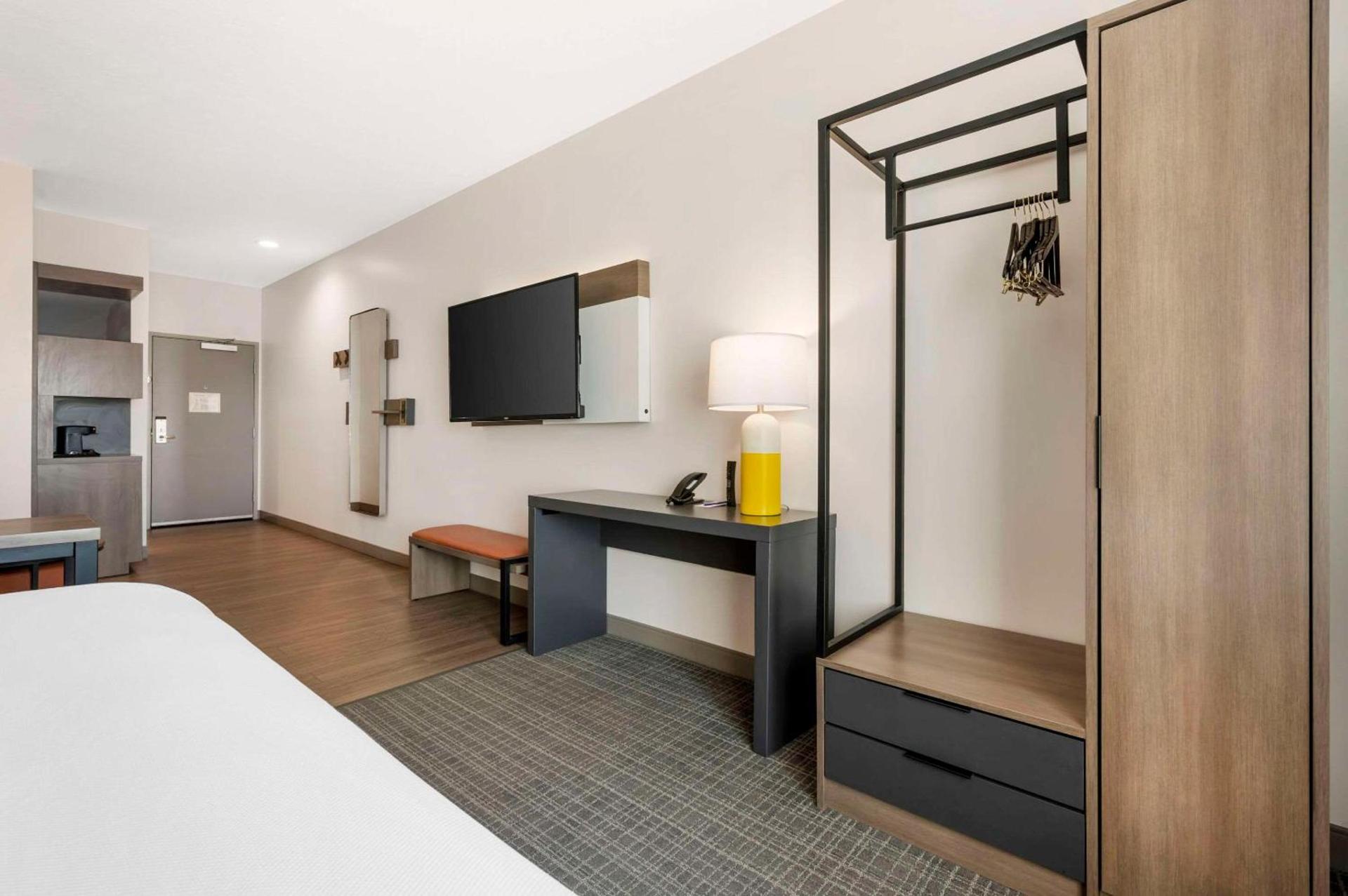 Comfort Suites Richmond East photo 16