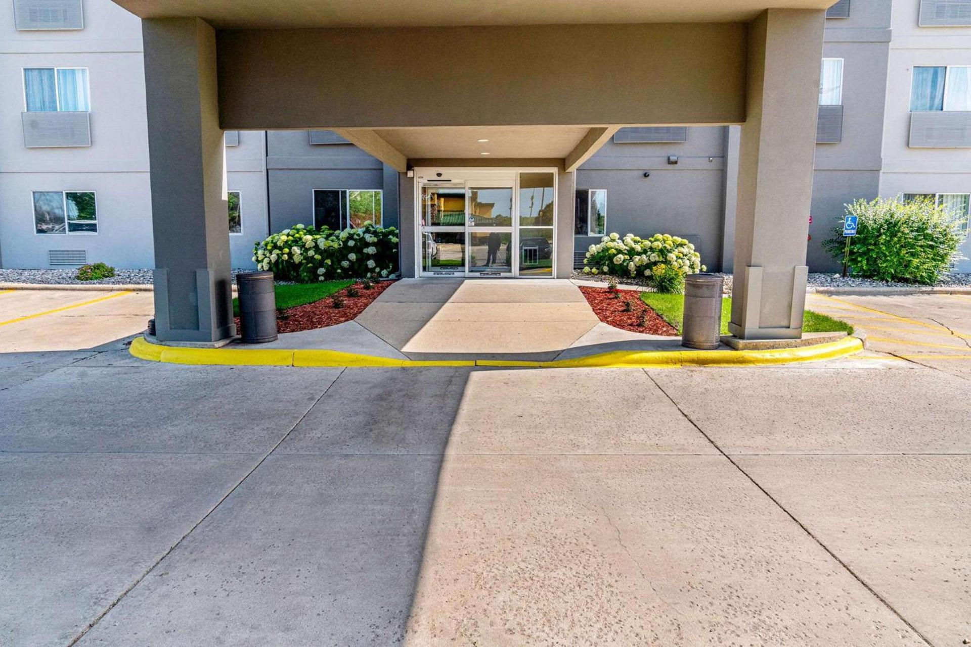 Country Inn & Suites by Radisson, Brookings photo 3