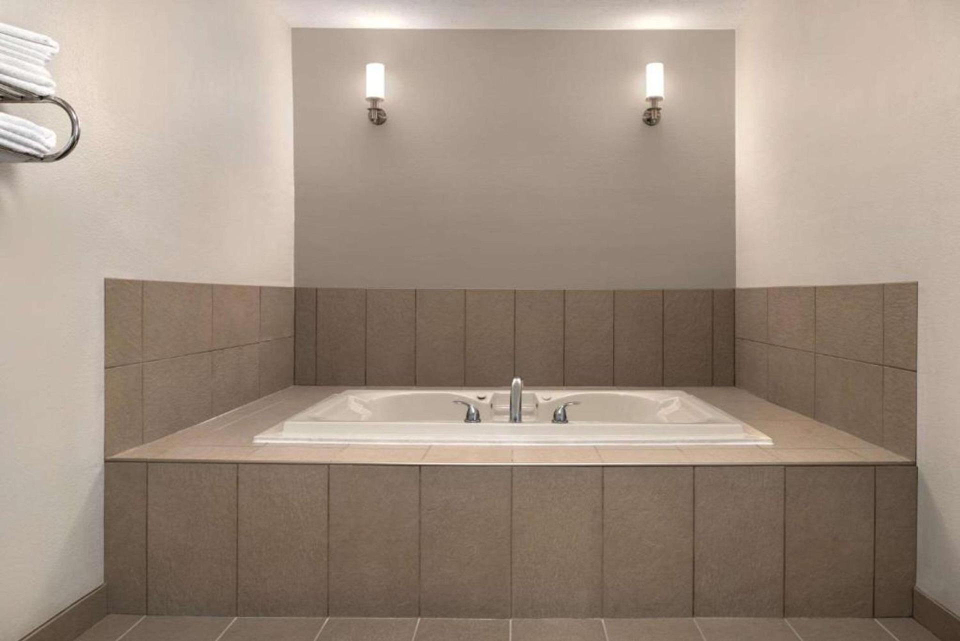 Country Inn & Suites by Radisson, Brookings photo 12