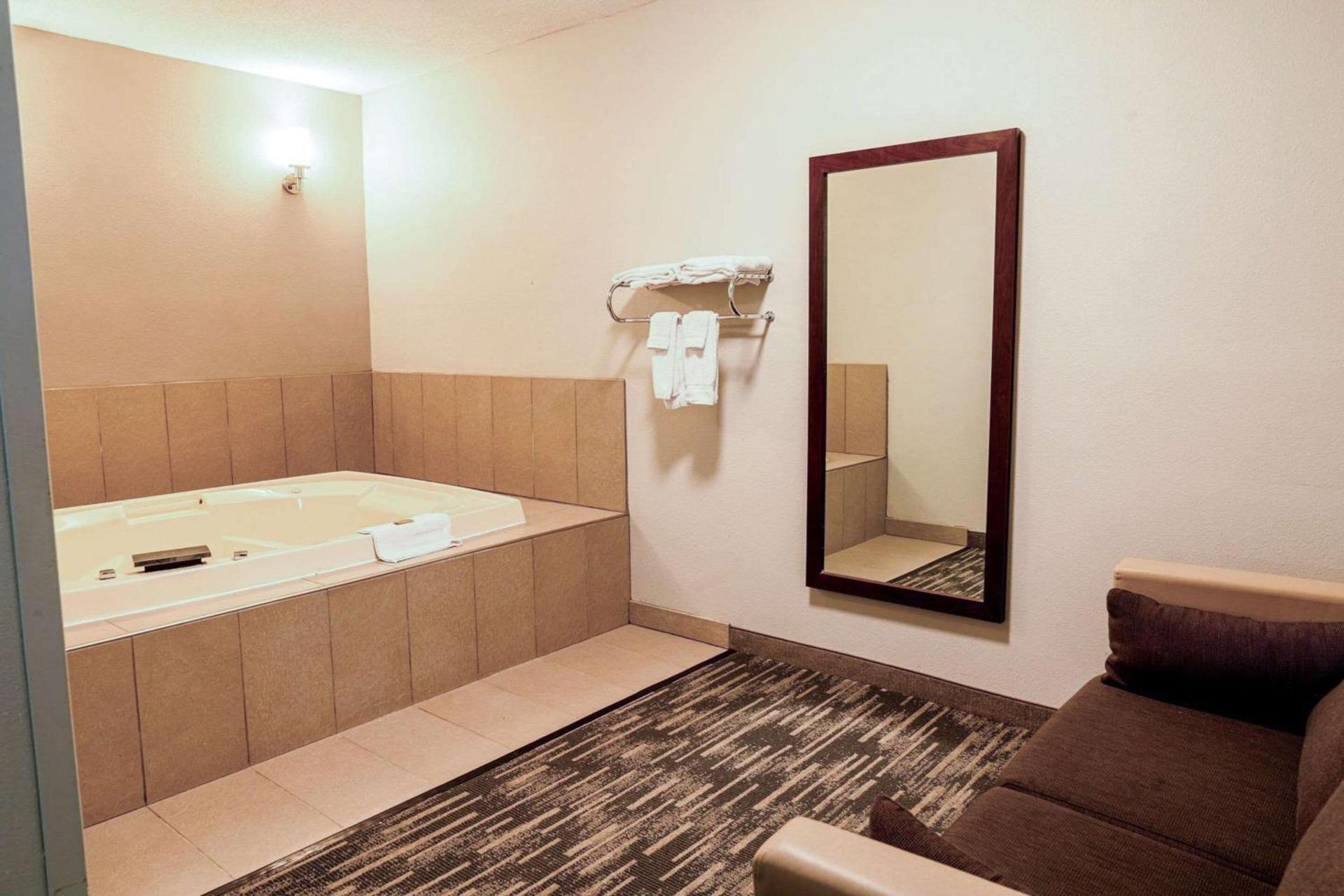 Country Inn & Suites by Radisson, Brookings photo 15