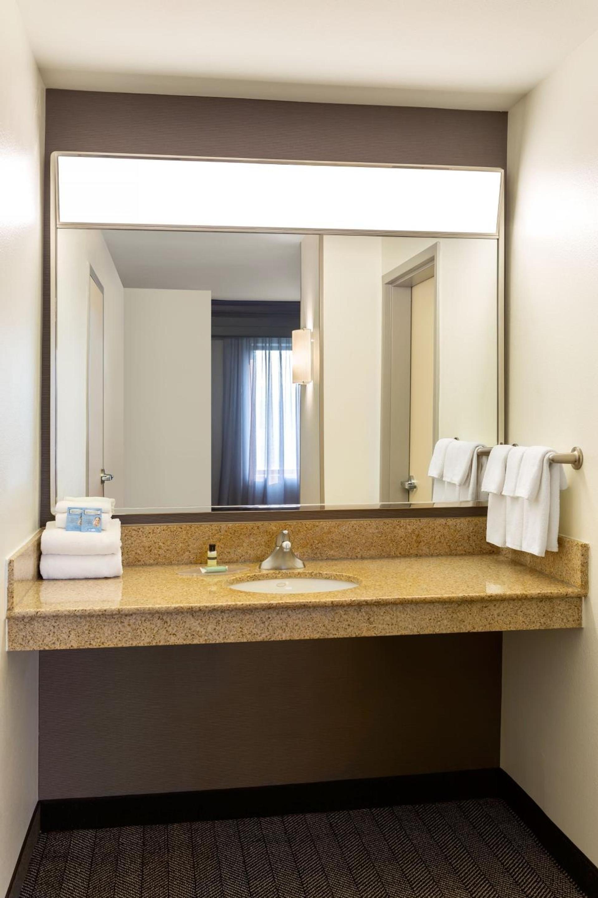 Courtyard by Marriott Madison West / Middleton photo 21