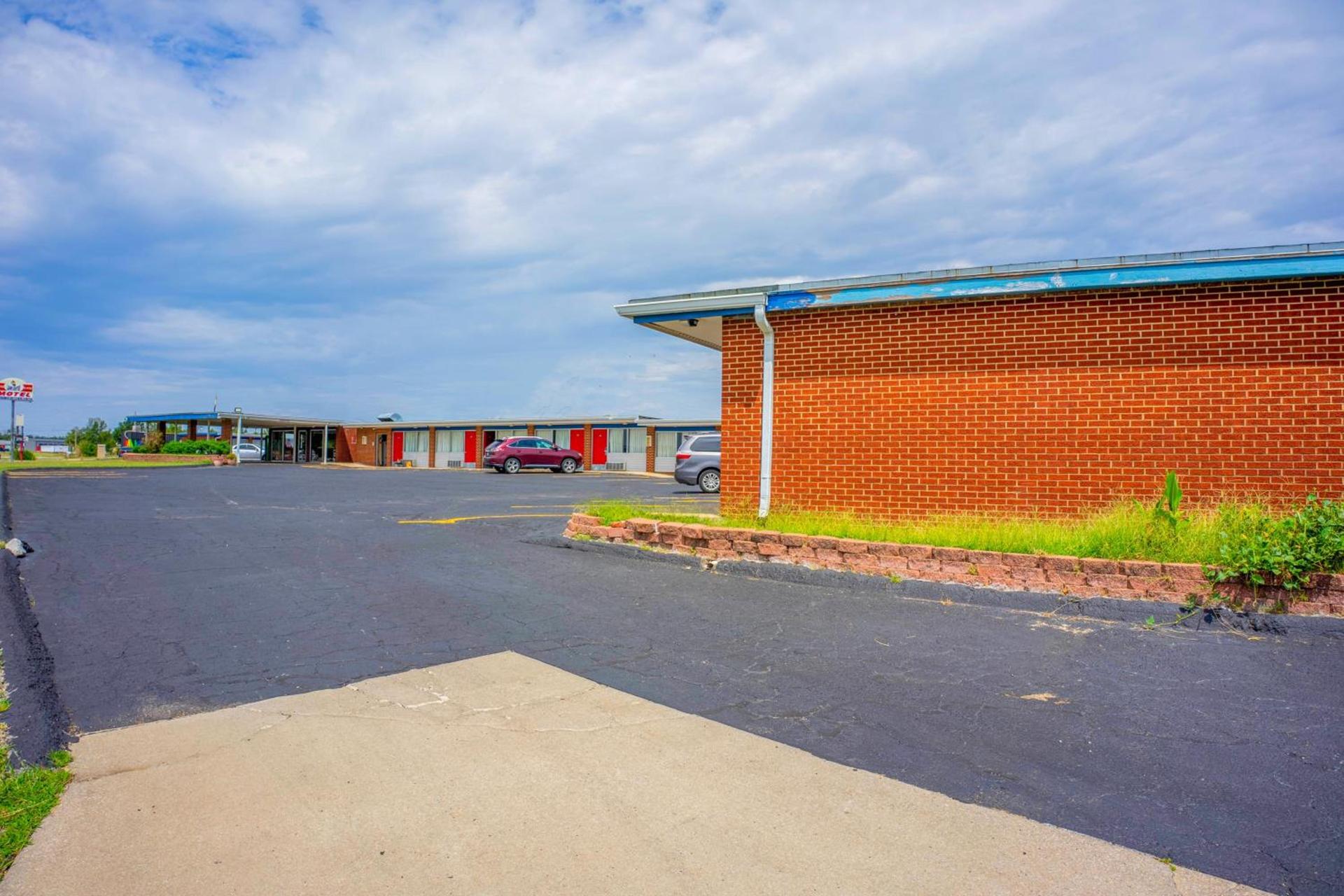 Lamplighter Inn By OYO Independence photo 20