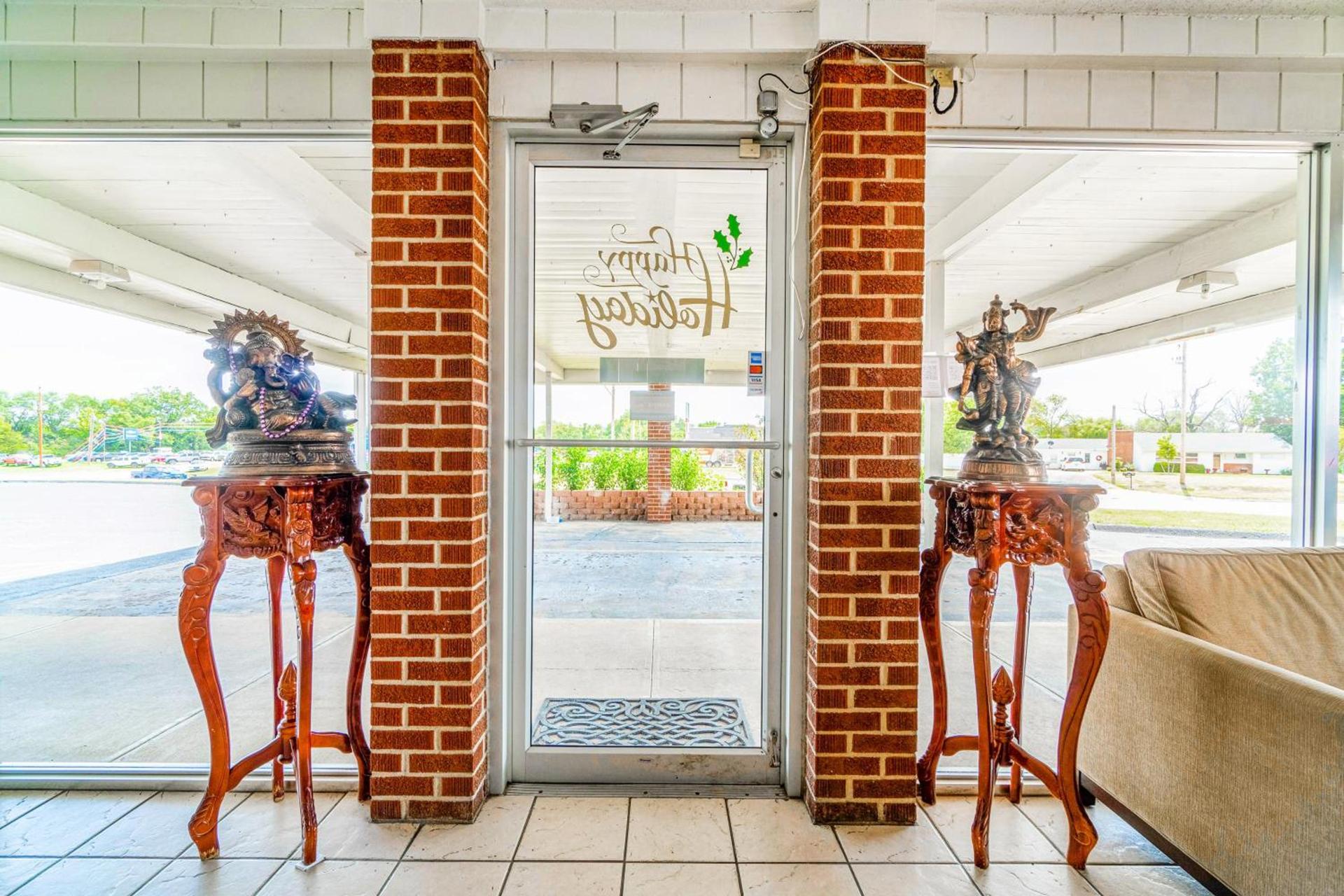 Lamplighter Inn By OYO Independence photo 29