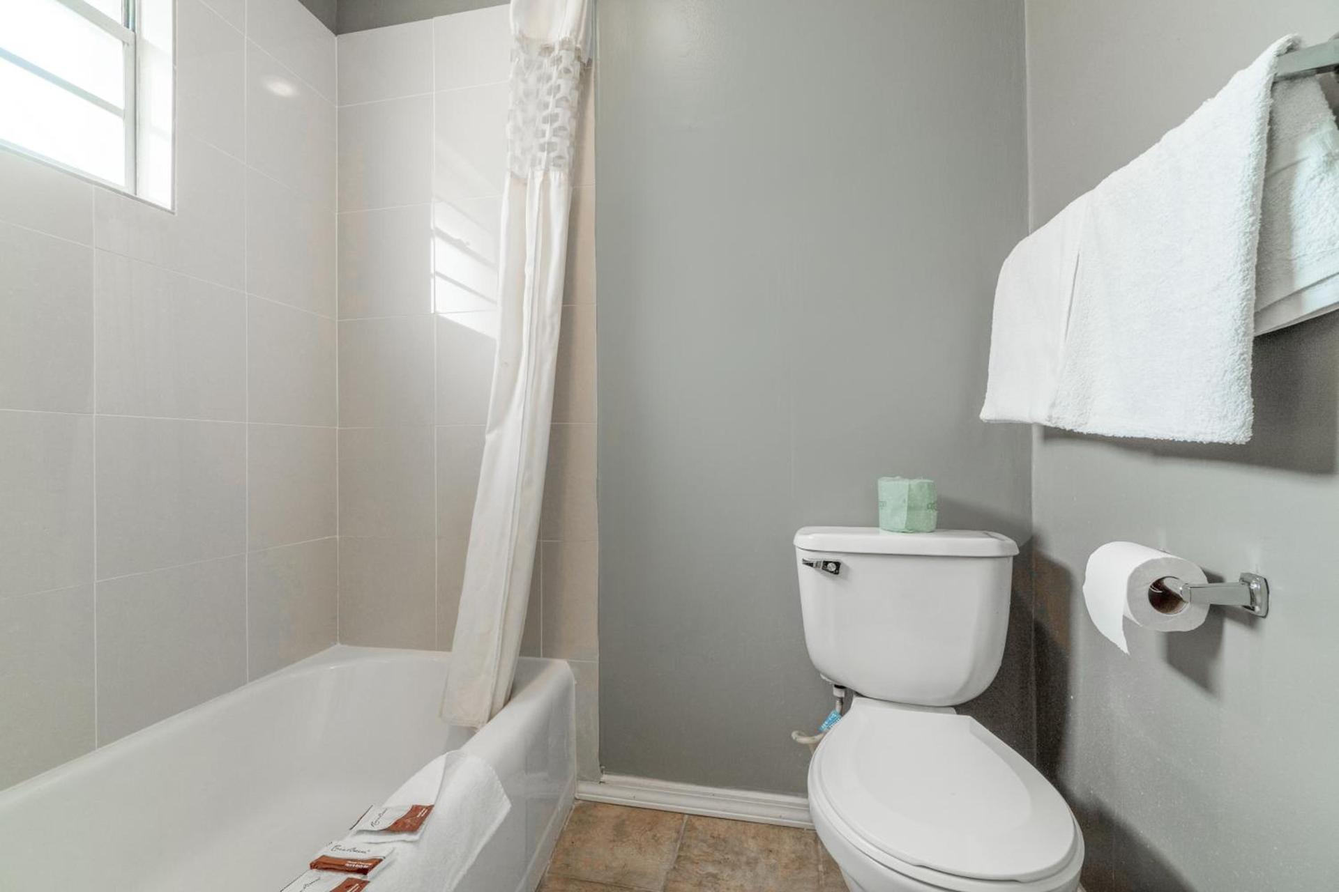 Lamplighter Inn By OYO Independence photo 63
