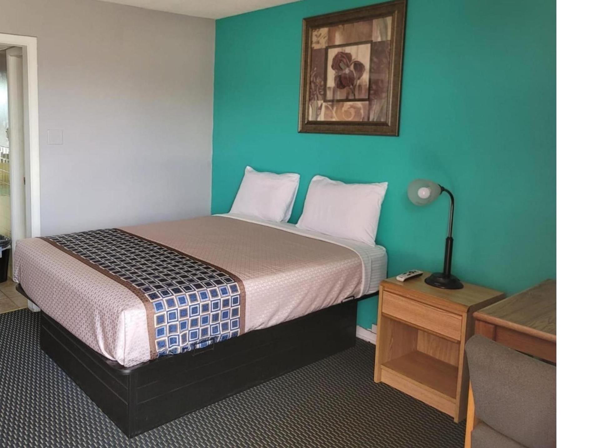 Lamplighter Inn By OYO Independence photo 77