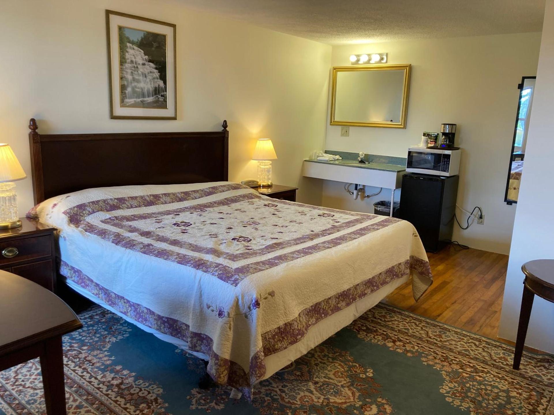 Golden Knight Inn and Suites photo 5