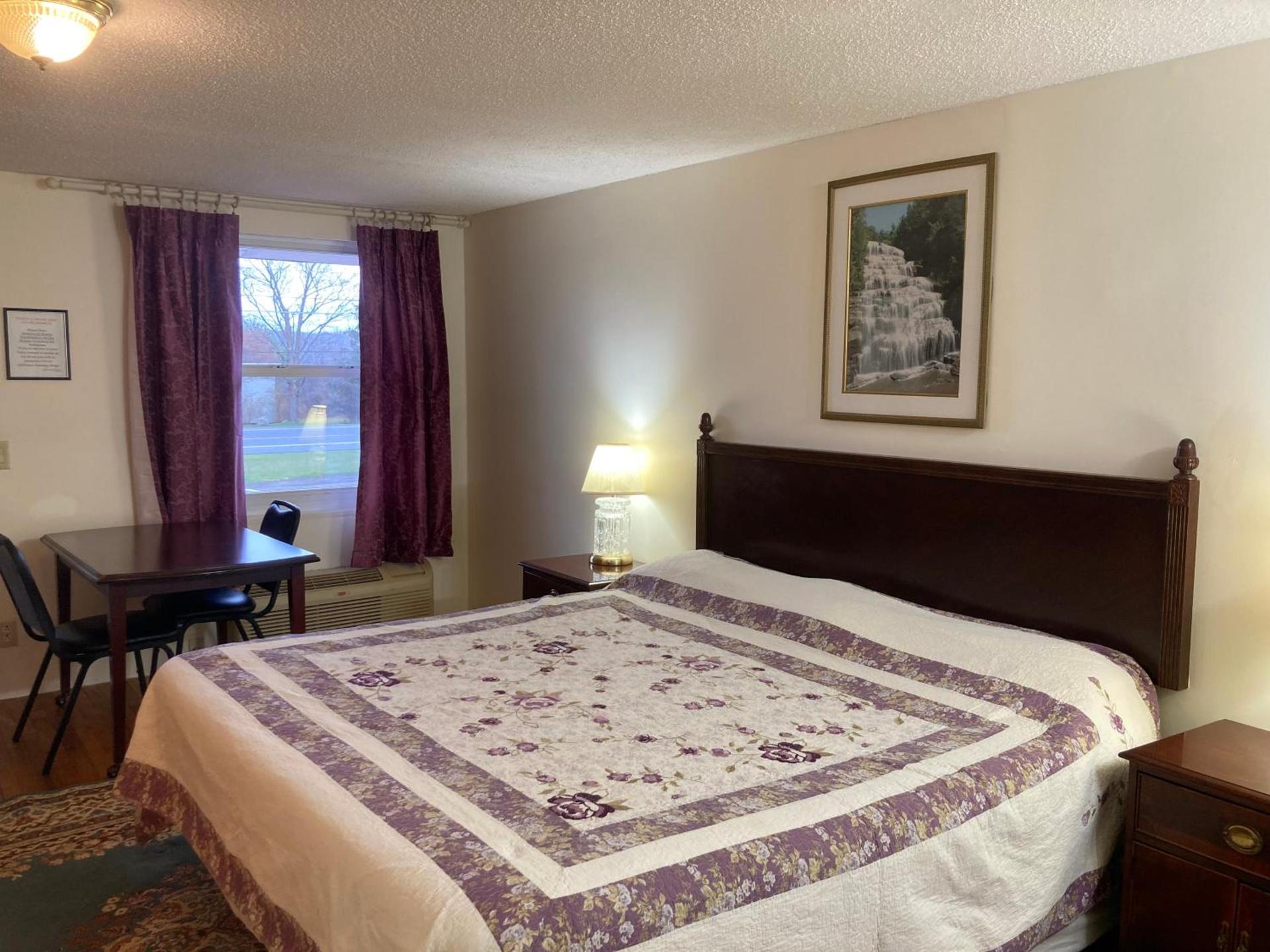 Golden Knight Inn and Suites photo 2