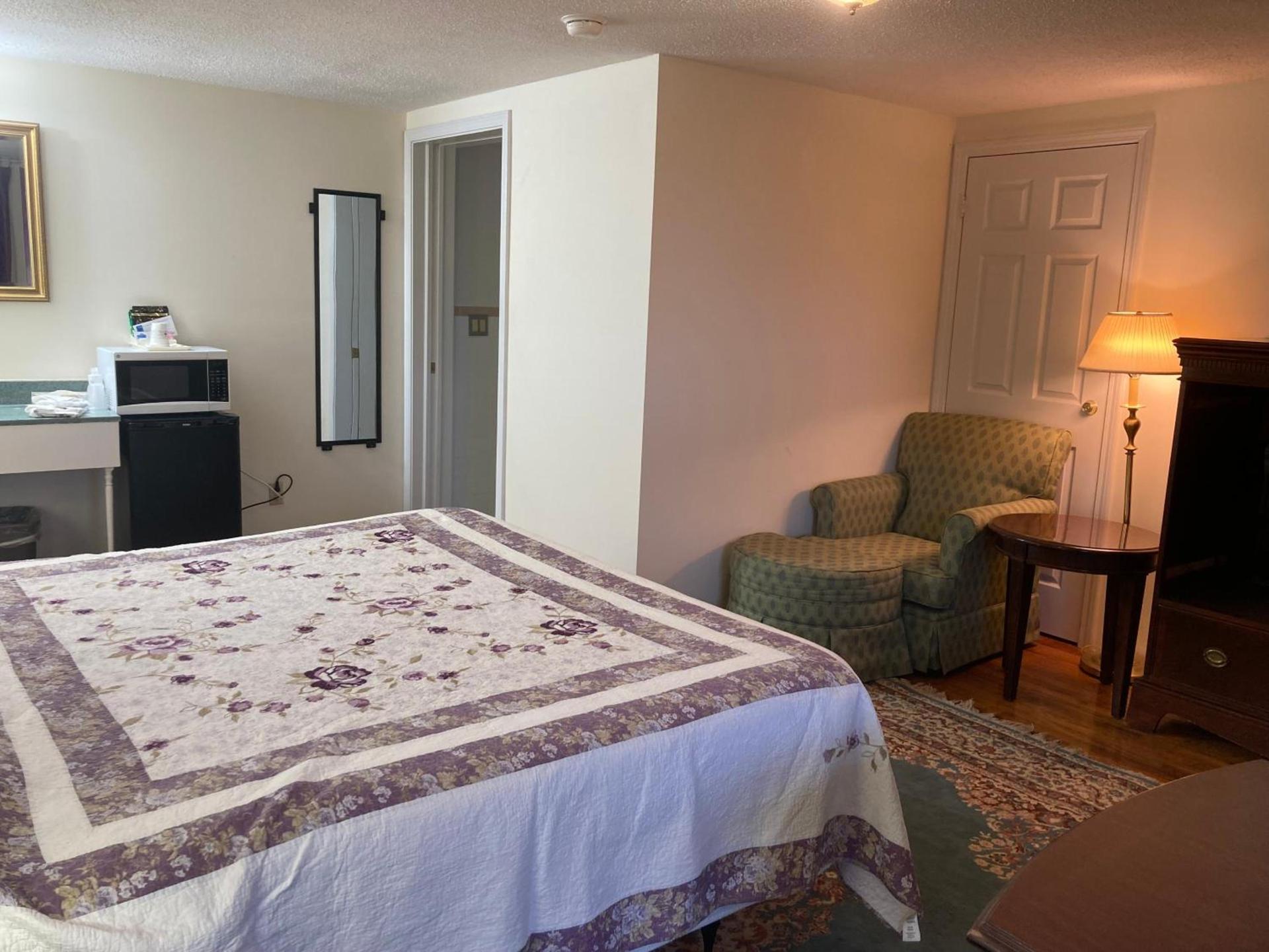 Golden Knight Inn and Suites photo 3
