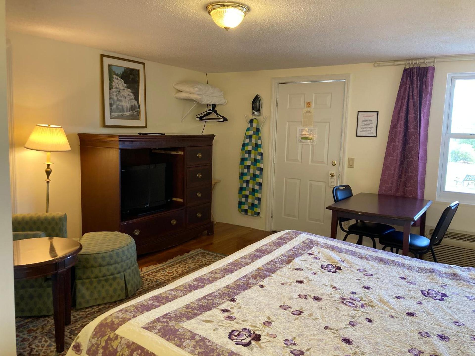 Golden Knight Inn and Suites photo 4