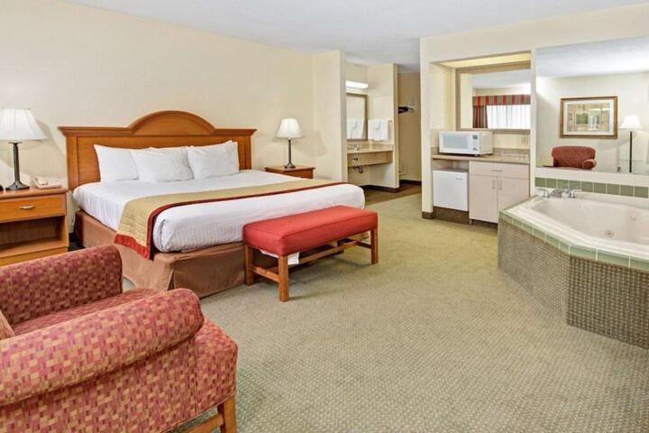 Baymont by Wyndham Indianapolis photo 25