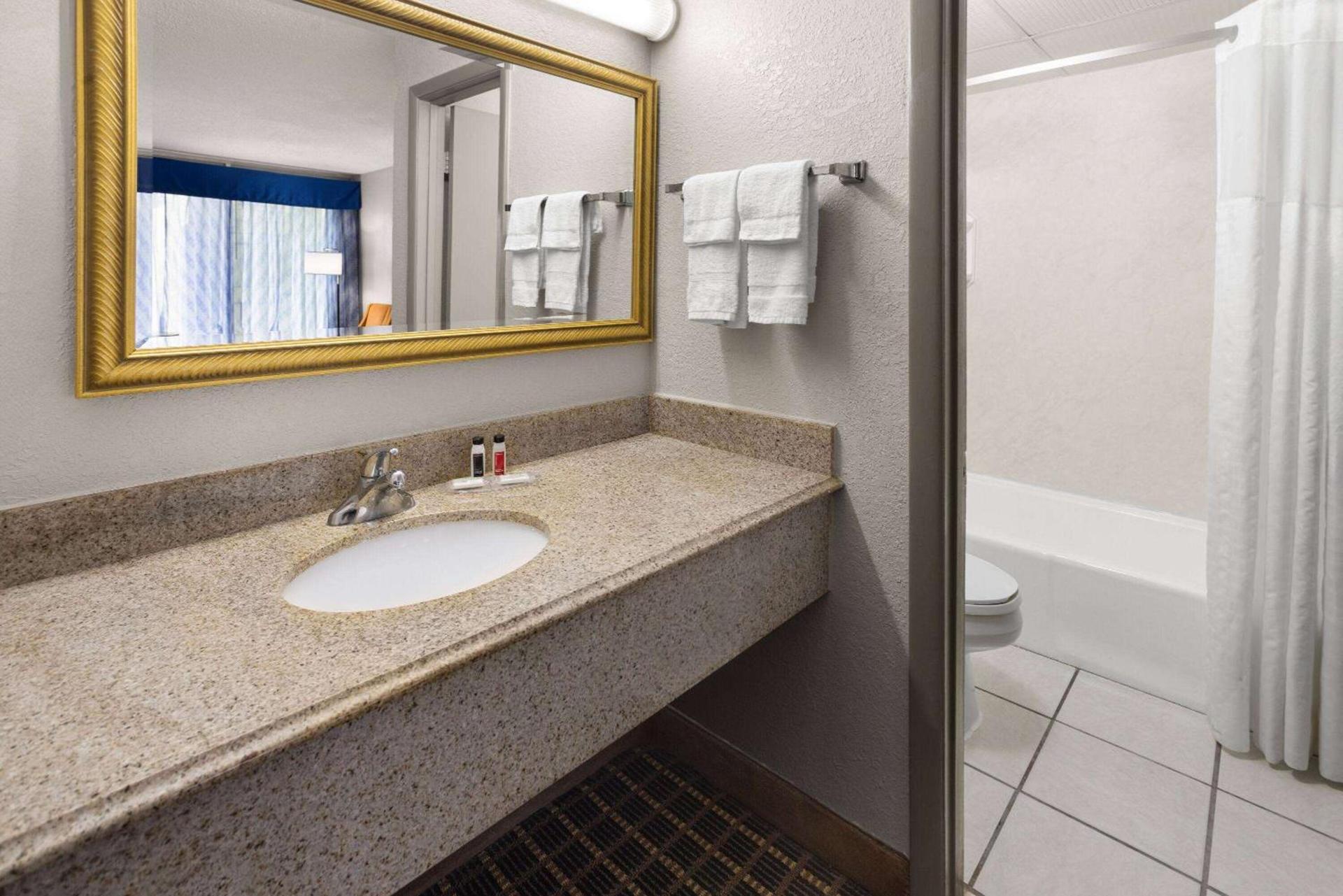 Quality Inn Waycross photo 19
