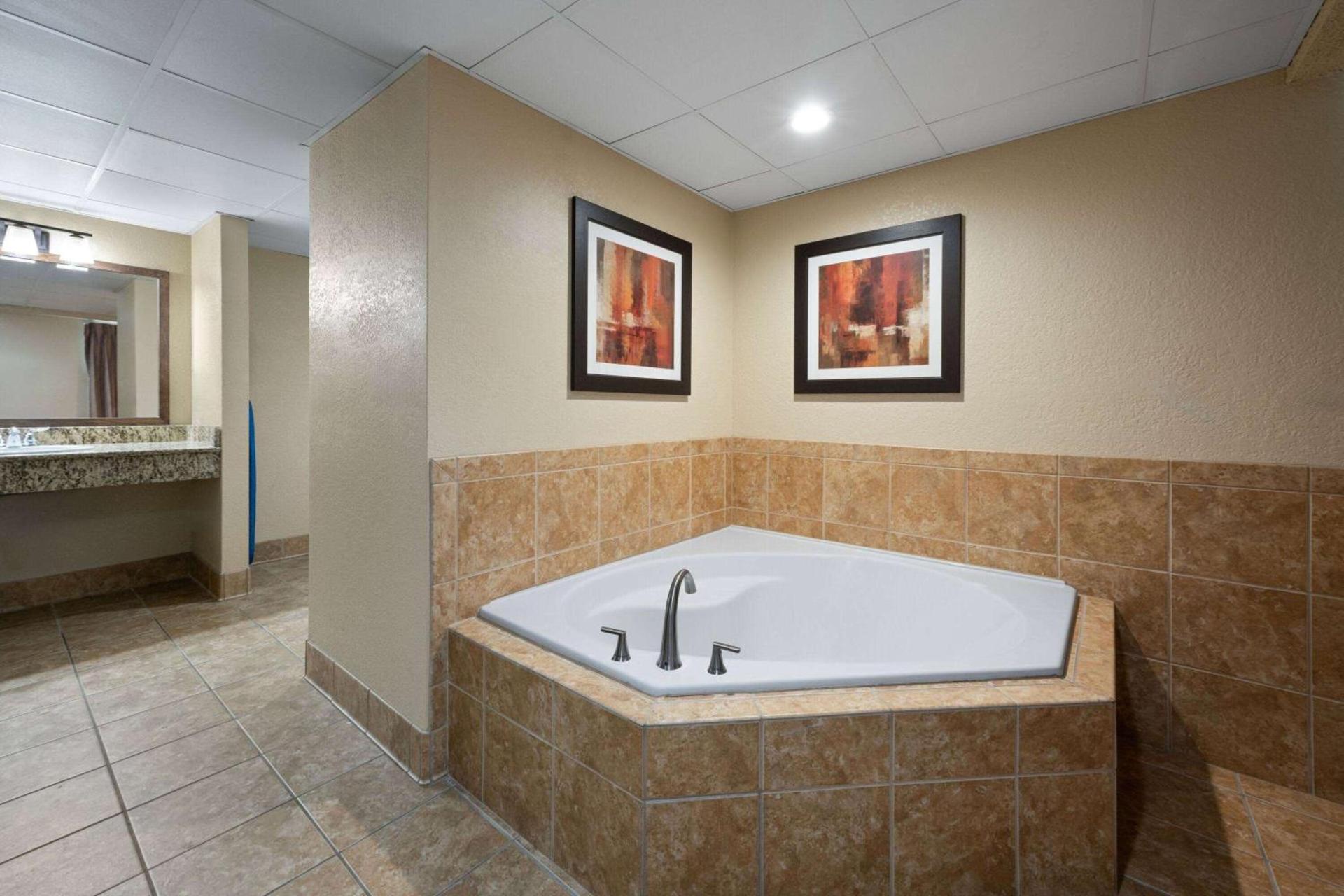 Days Inn & Suites by Wyndham Bozeman photo 32