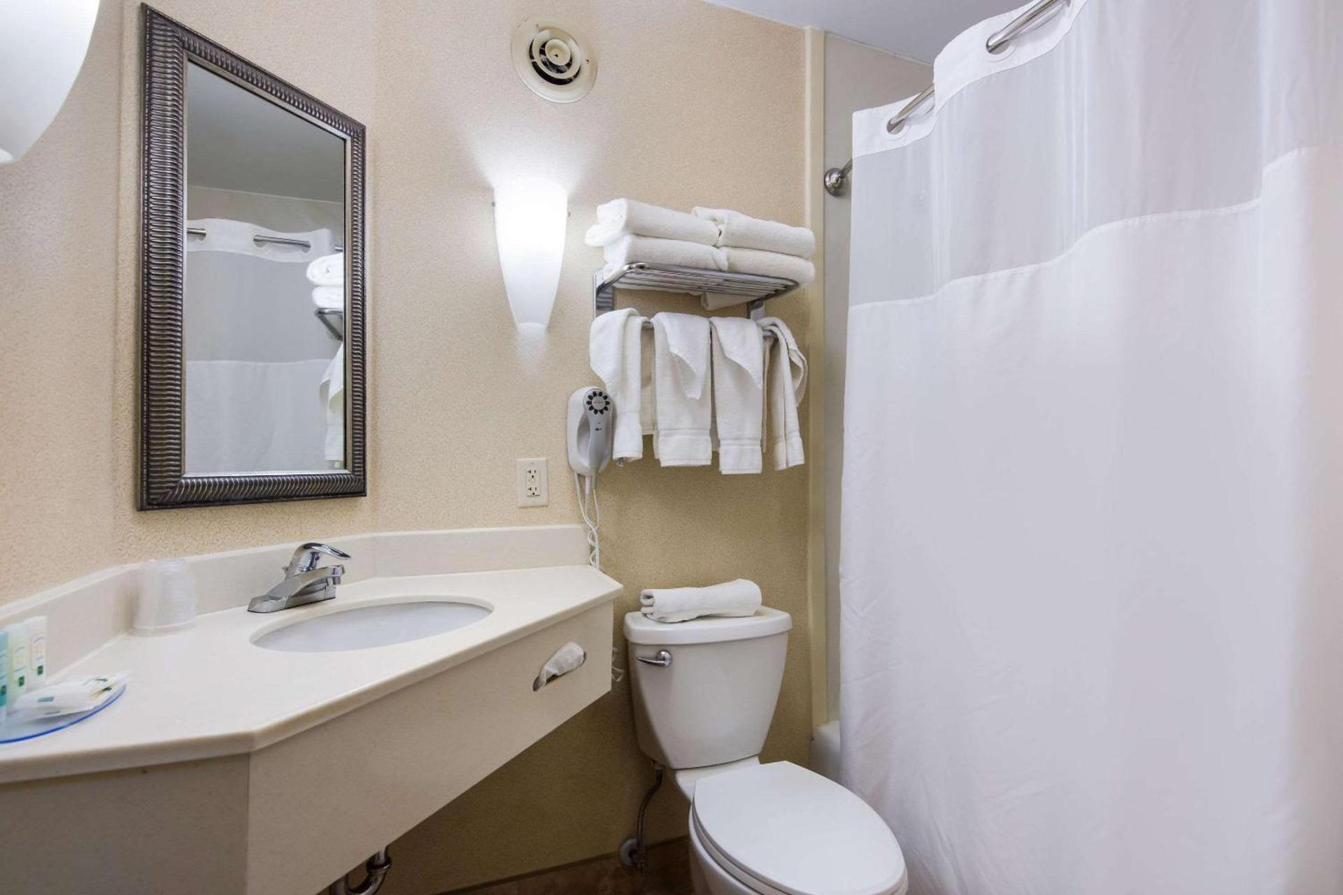 Quality Inn Oneonta Cooperstown Area photo 17