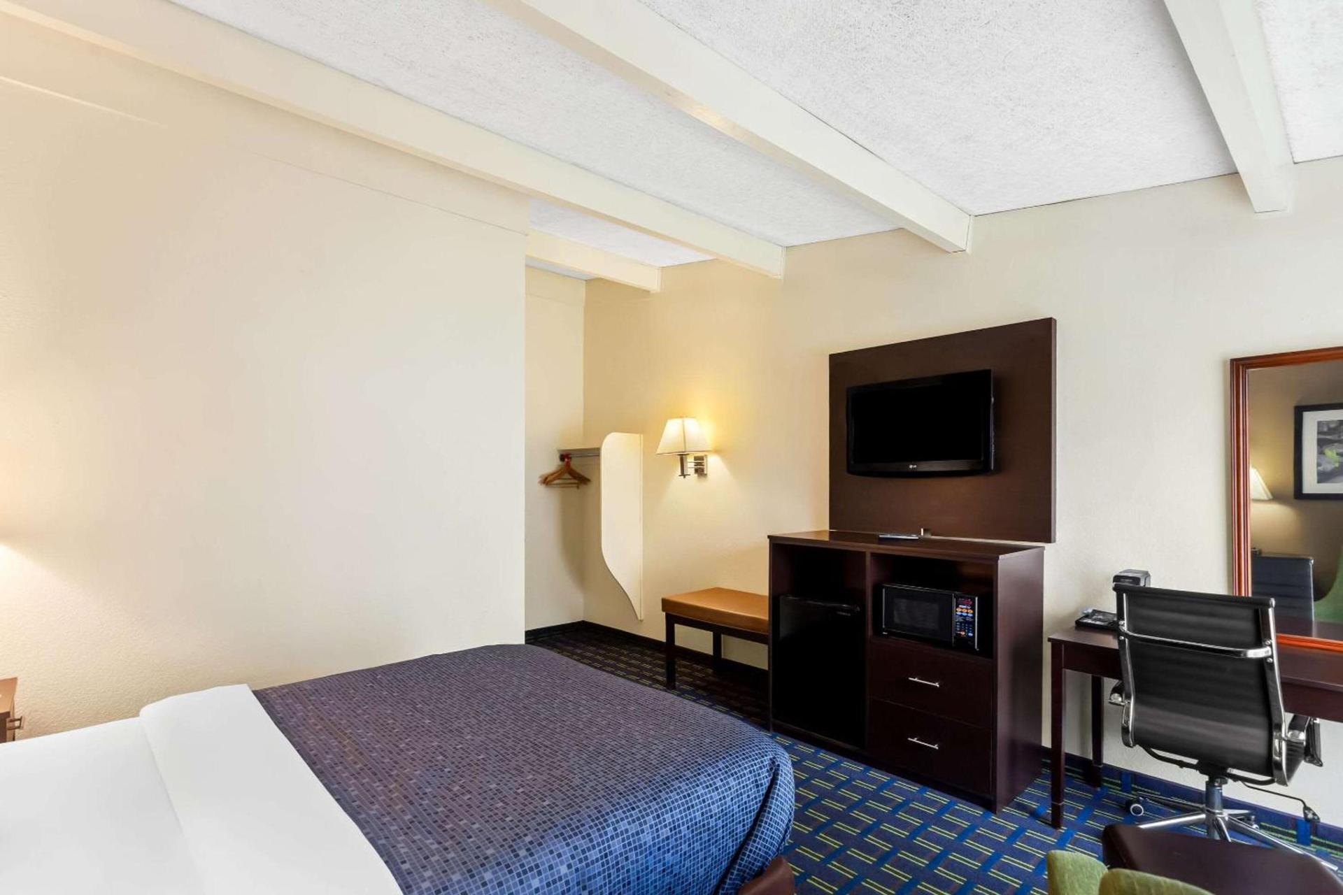 Econo Lodge Waynesboro - Skyline Drive photo 12