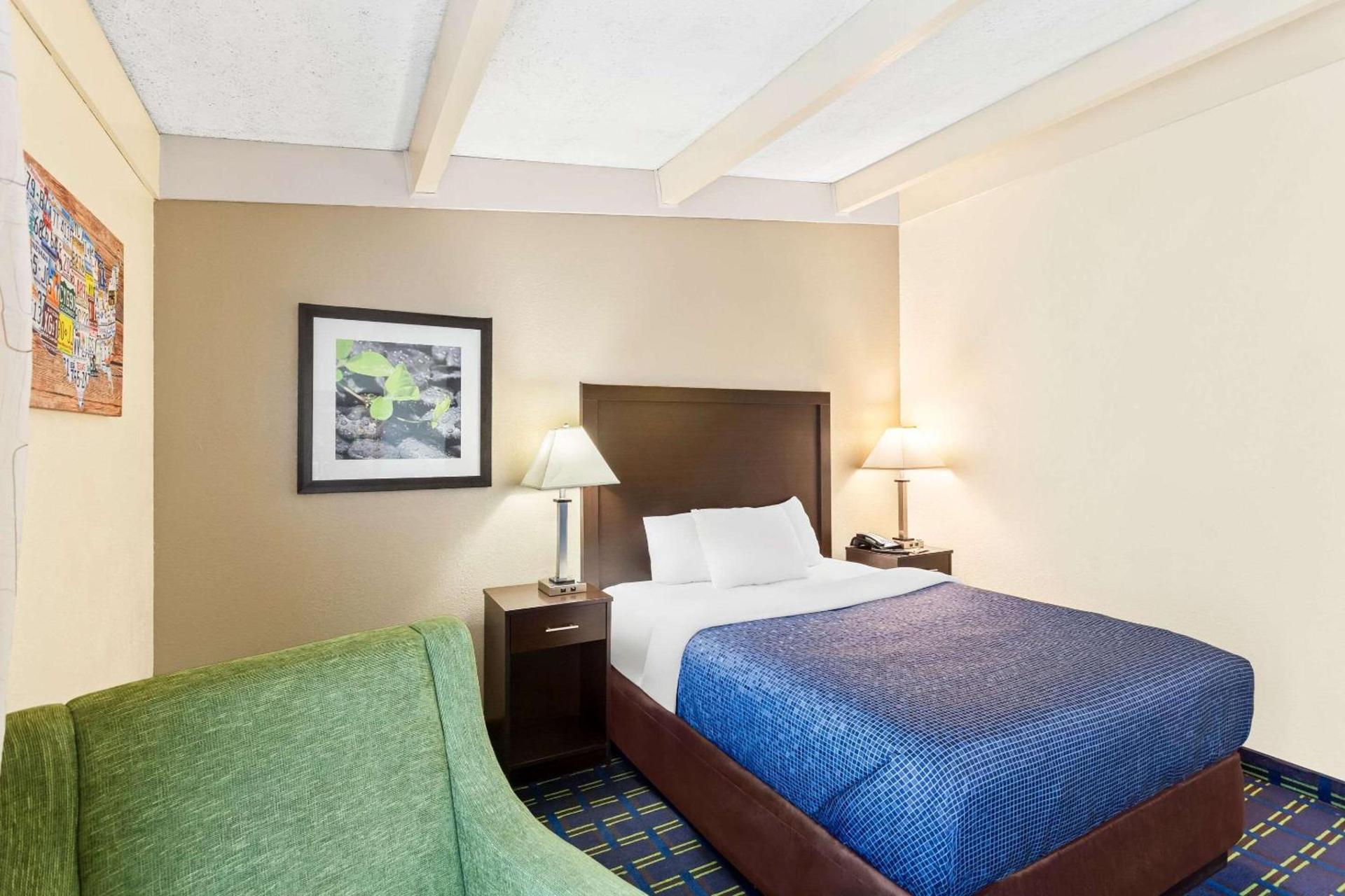 Econo Lodge Waynesboro - Skyline Drive photo 11