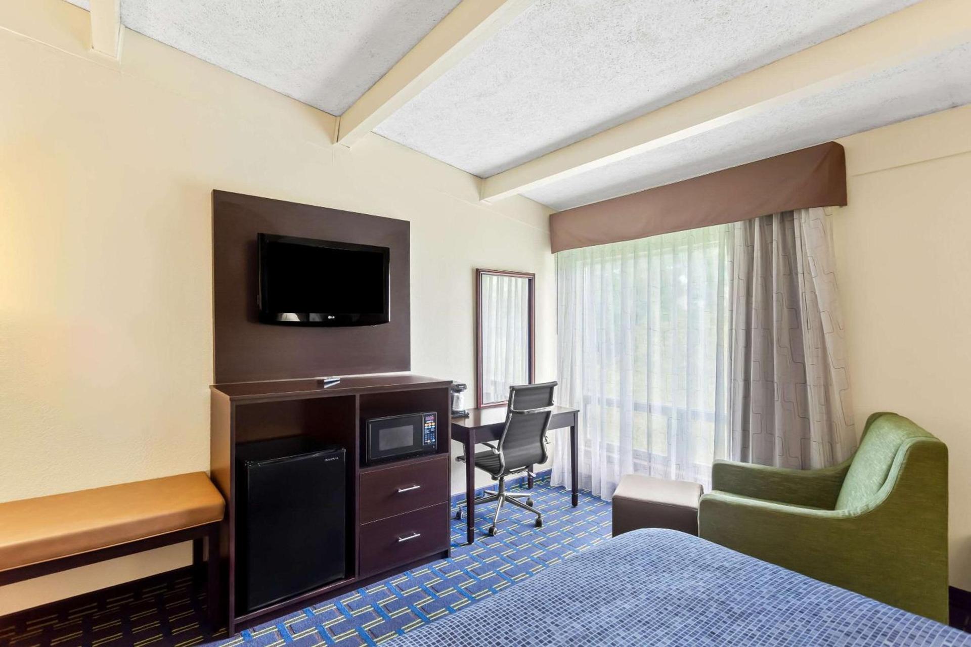 Econo Lodge Waynesboro - Skyline Drive photo 13