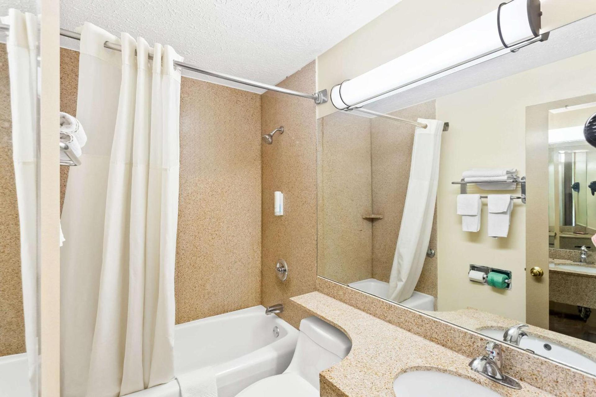 Econo Lodge Waynesboro - Skyline Drive photo 14