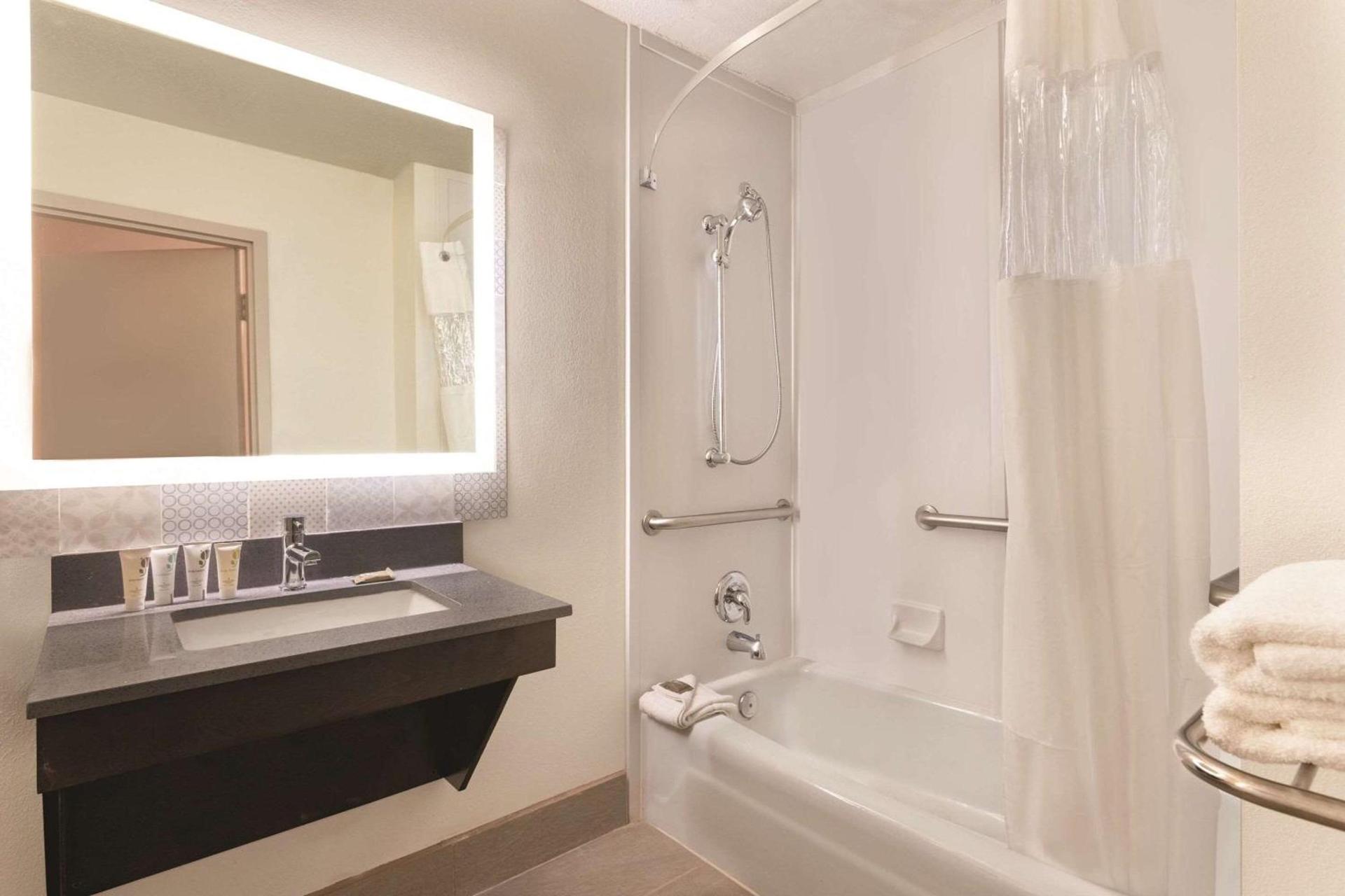 Country Inn & Suites by Radisson, North Little Rock, AR photo 10