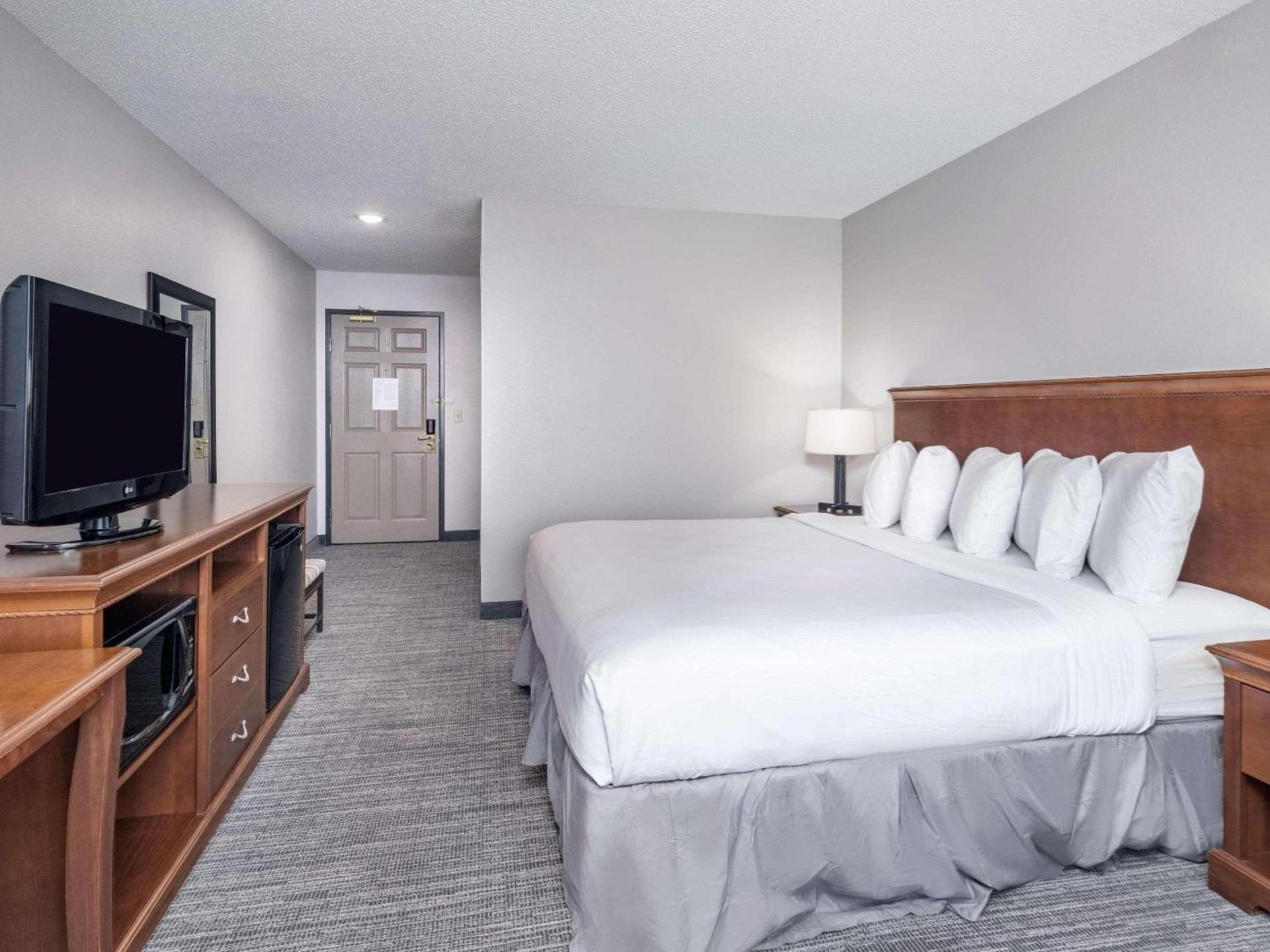 Country Inn & Suites by Radisson, Maumee - Toledo photo 4