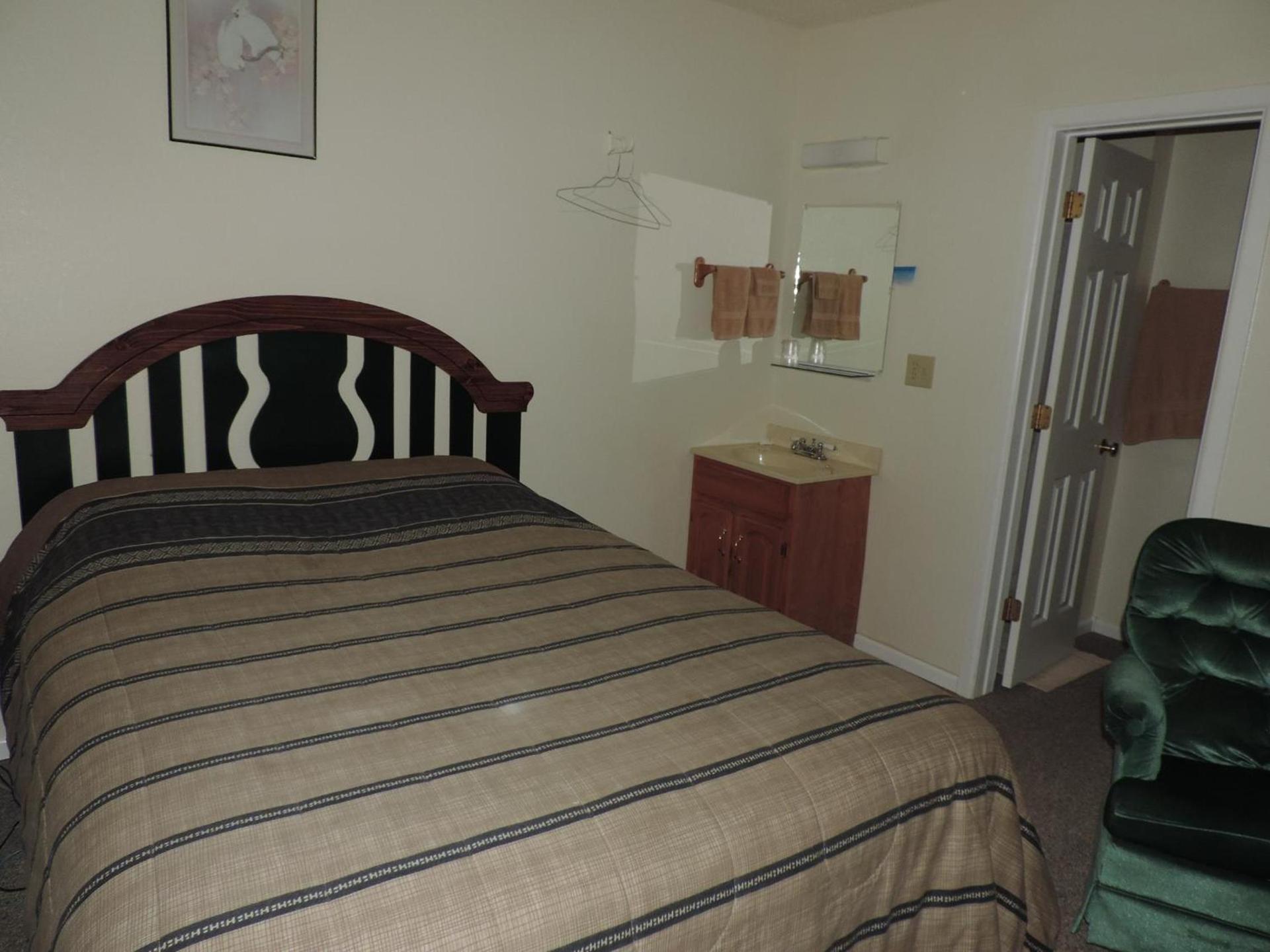 Hunters Lodge Motel photo 45