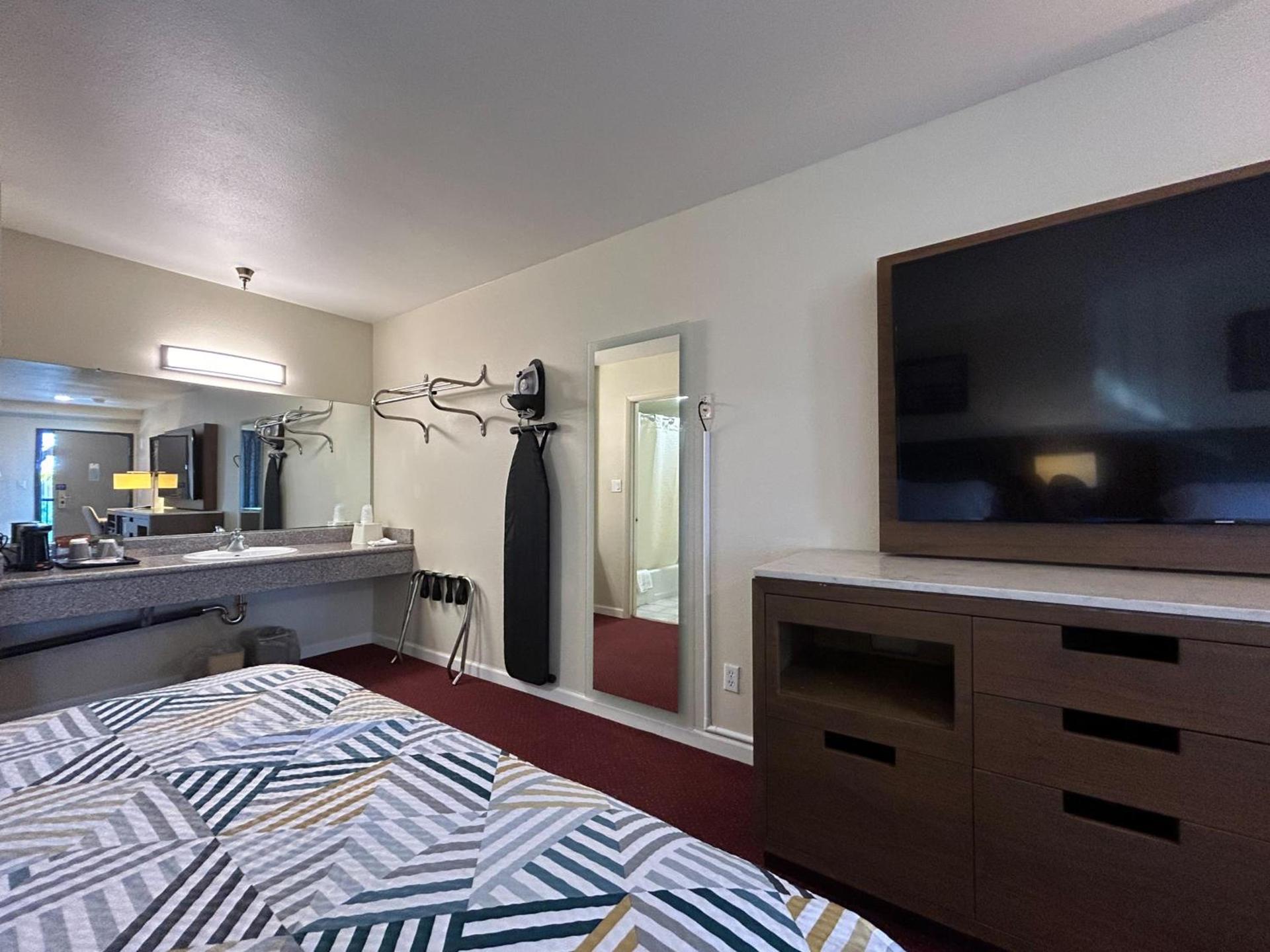 Studio 6 Suites Santa Ana, CA photo 9