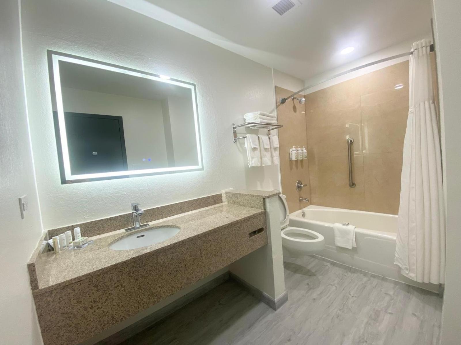 Ramada by Wyndham Tuscaloosa photo 65