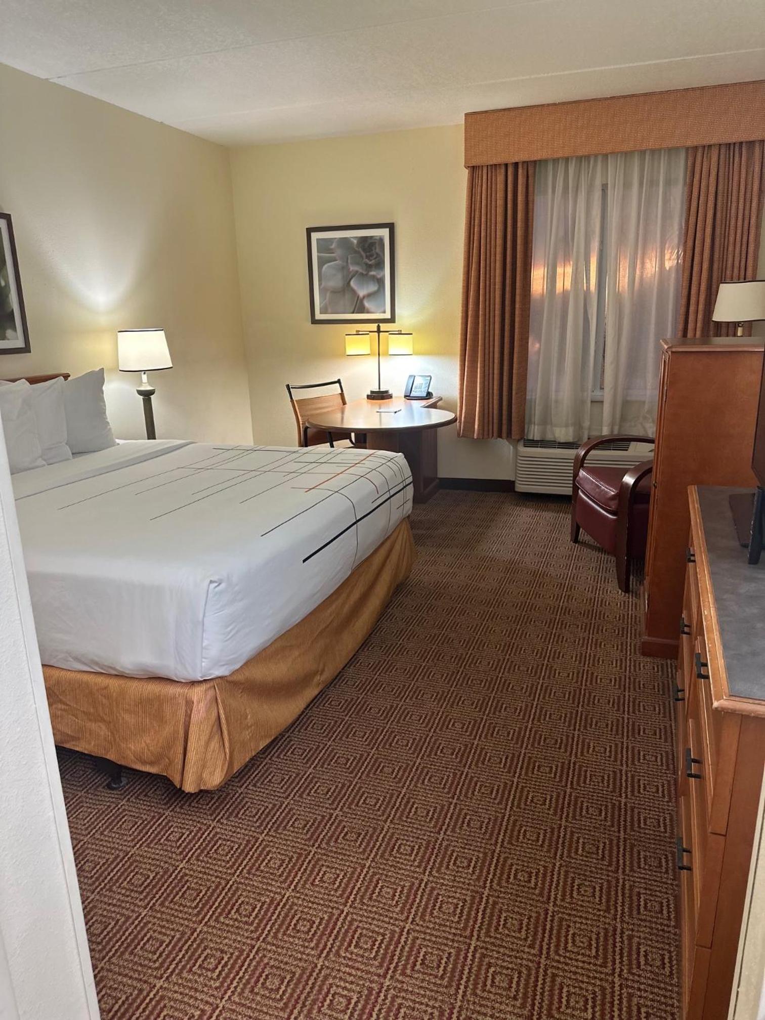 La Quinta Inn & Suites by Wyndham Sawgrass photo 57