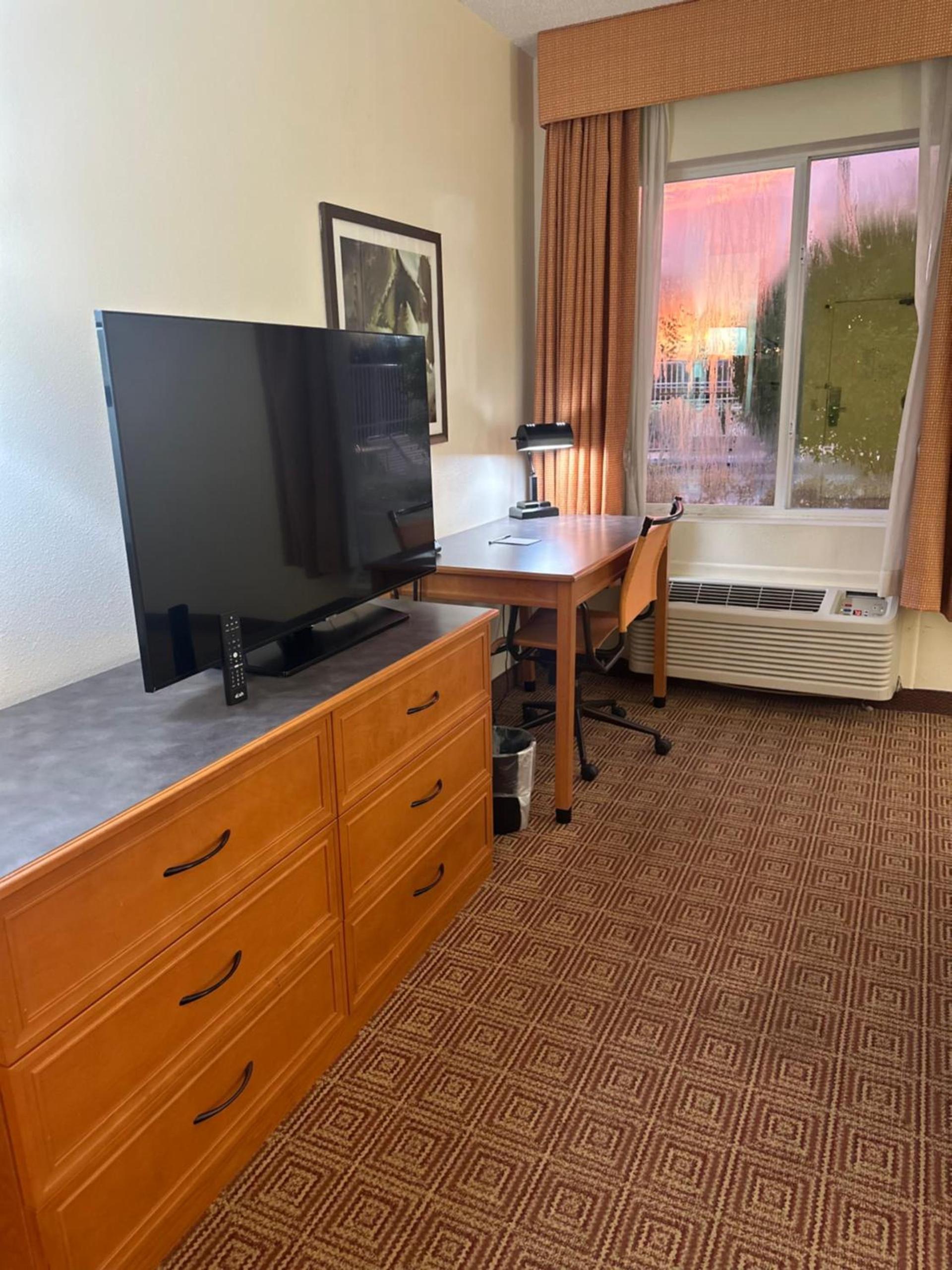 La Quinta Inn & Suites by Wyndham Sawgrass photo 60