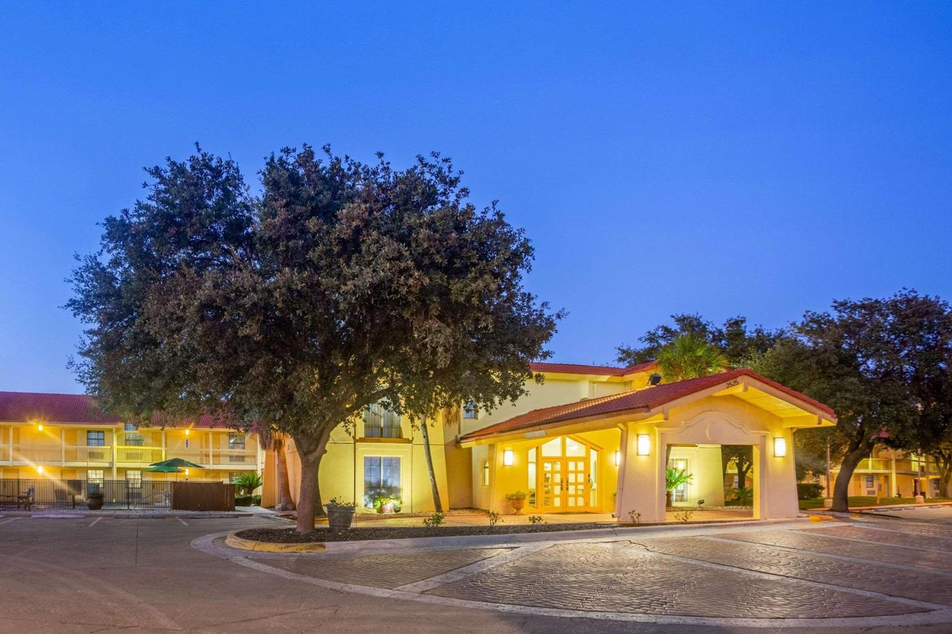 Super 8 by Wyndham Eagle Pass photo 2