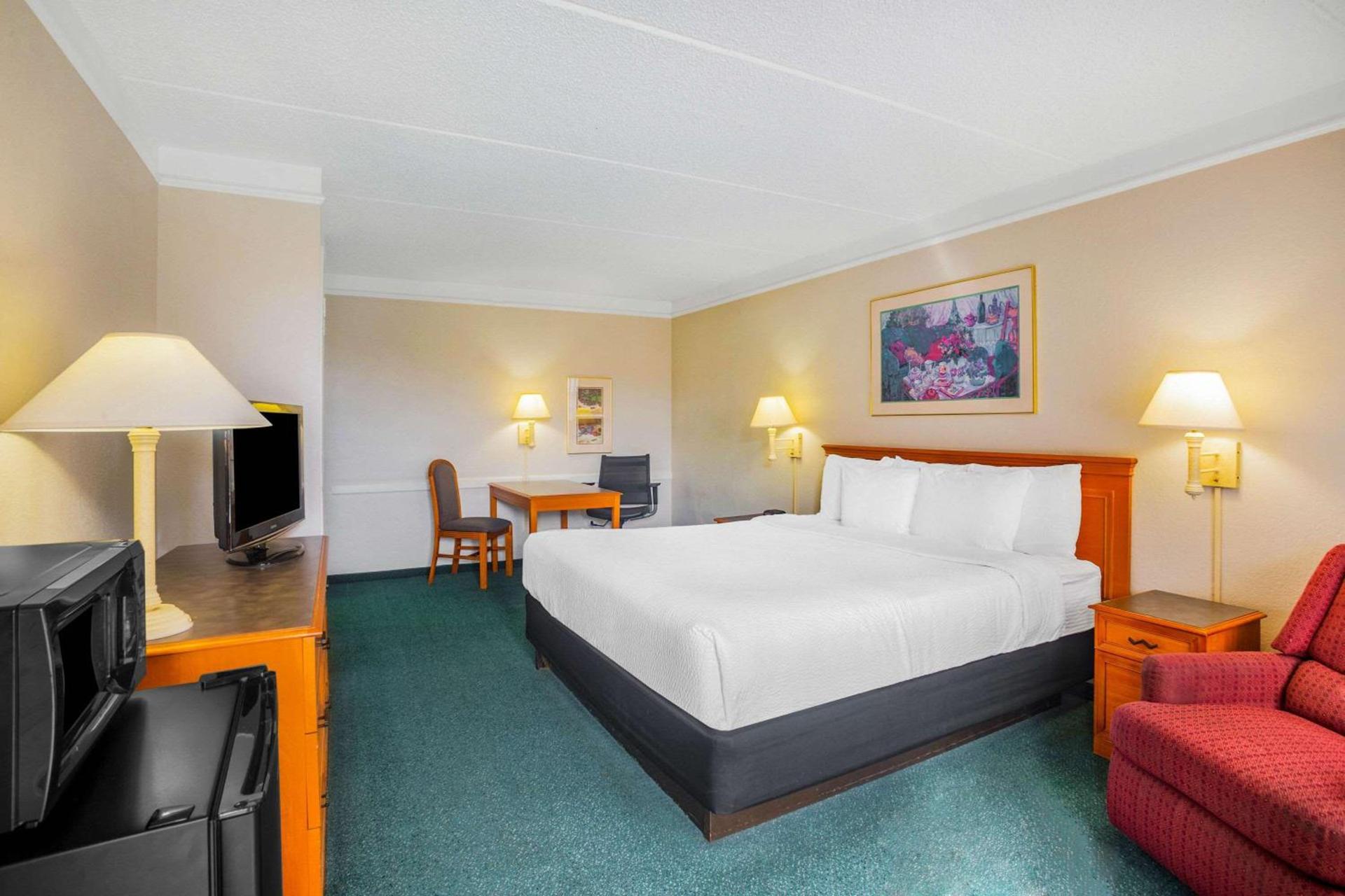 Super 8 by Wyndham Eagle Pass photo 10