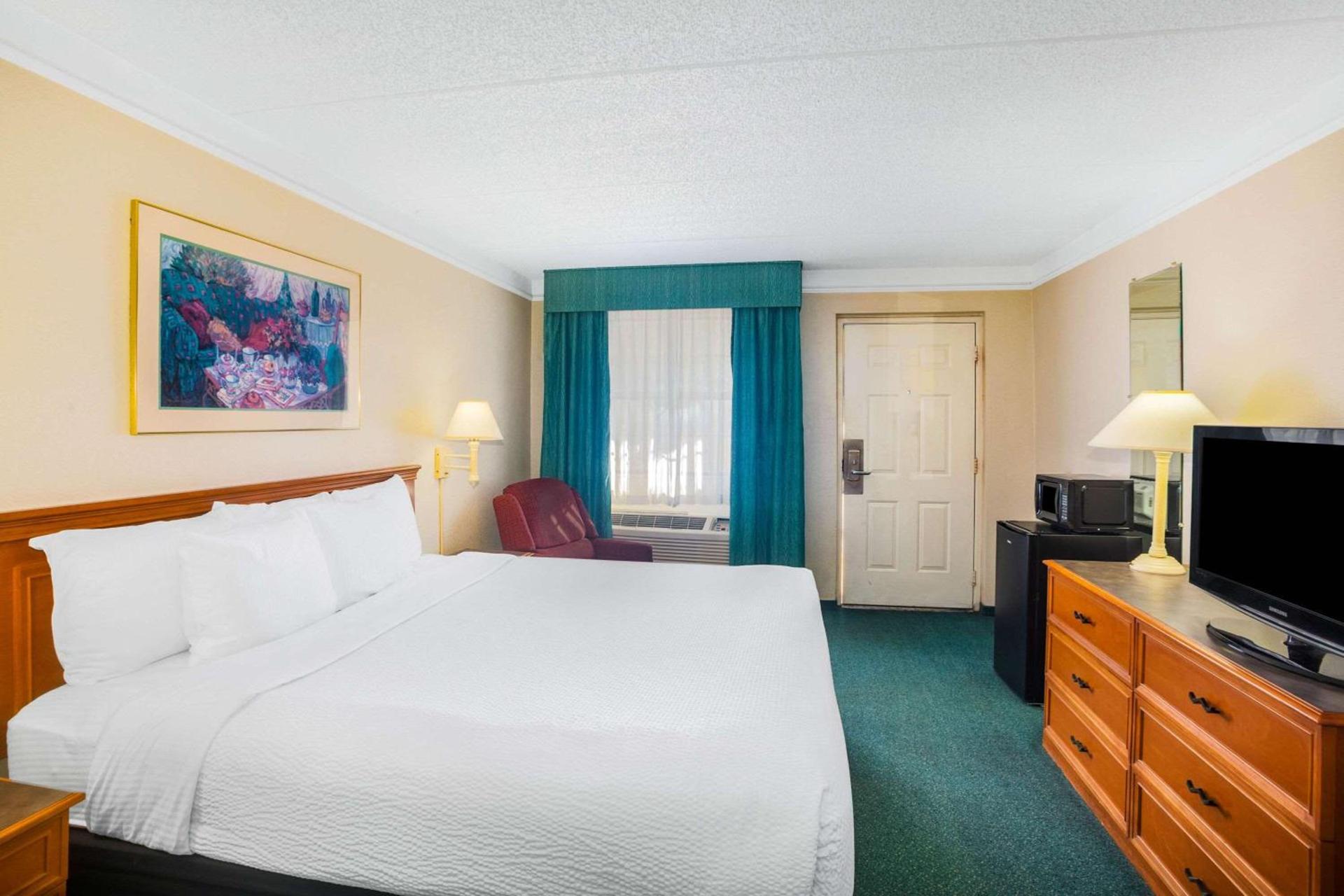 Super 8 by Wyndham Eagle Pass photo 11