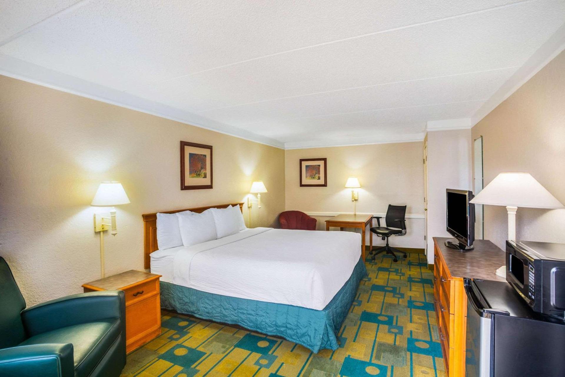 Super 8 by Wyndham Eagle Pass photo 12