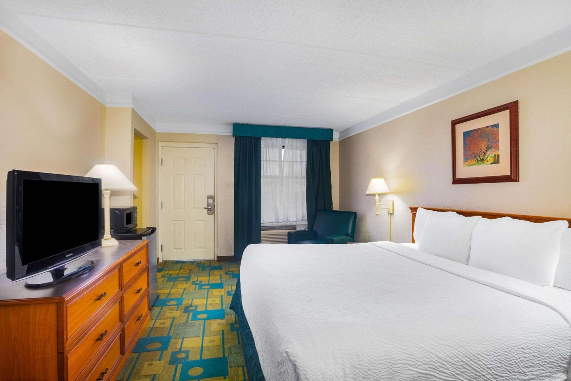 Super 8 by Wyndham Eagle Pass photo 13