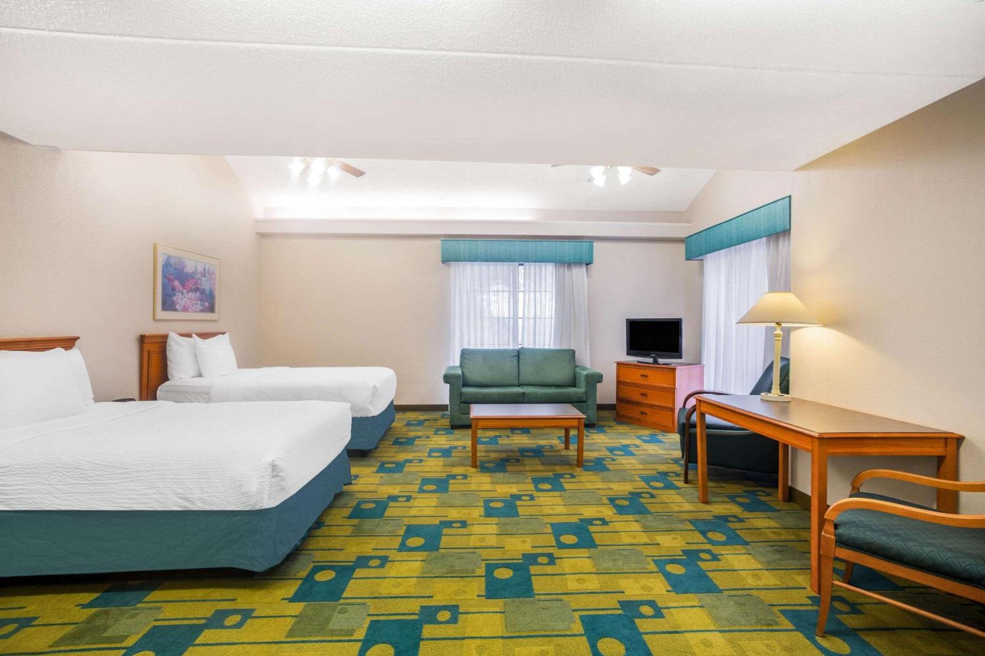 Super 8 by Wyndham Eagle Pass photo 18