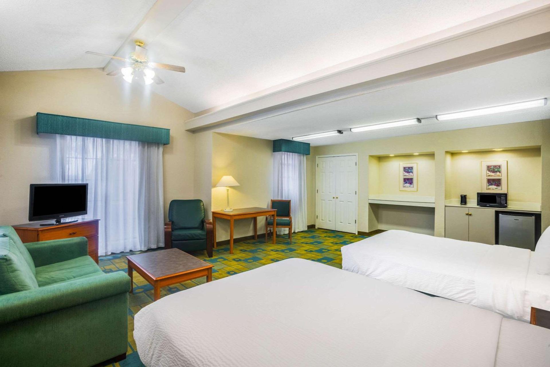 Super 8 by Wyndham Eagle Pass photo 19