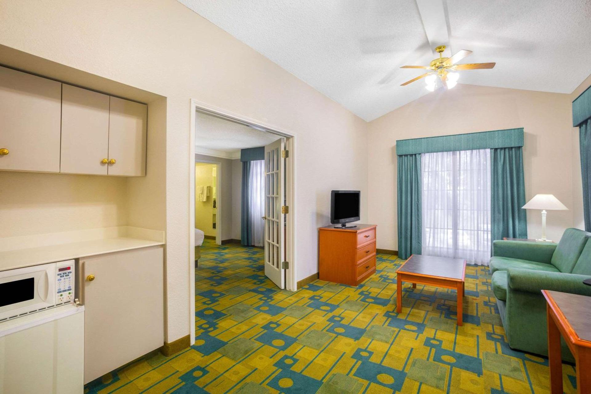 Super 8 by Wyndham Eagle Pass photo 21