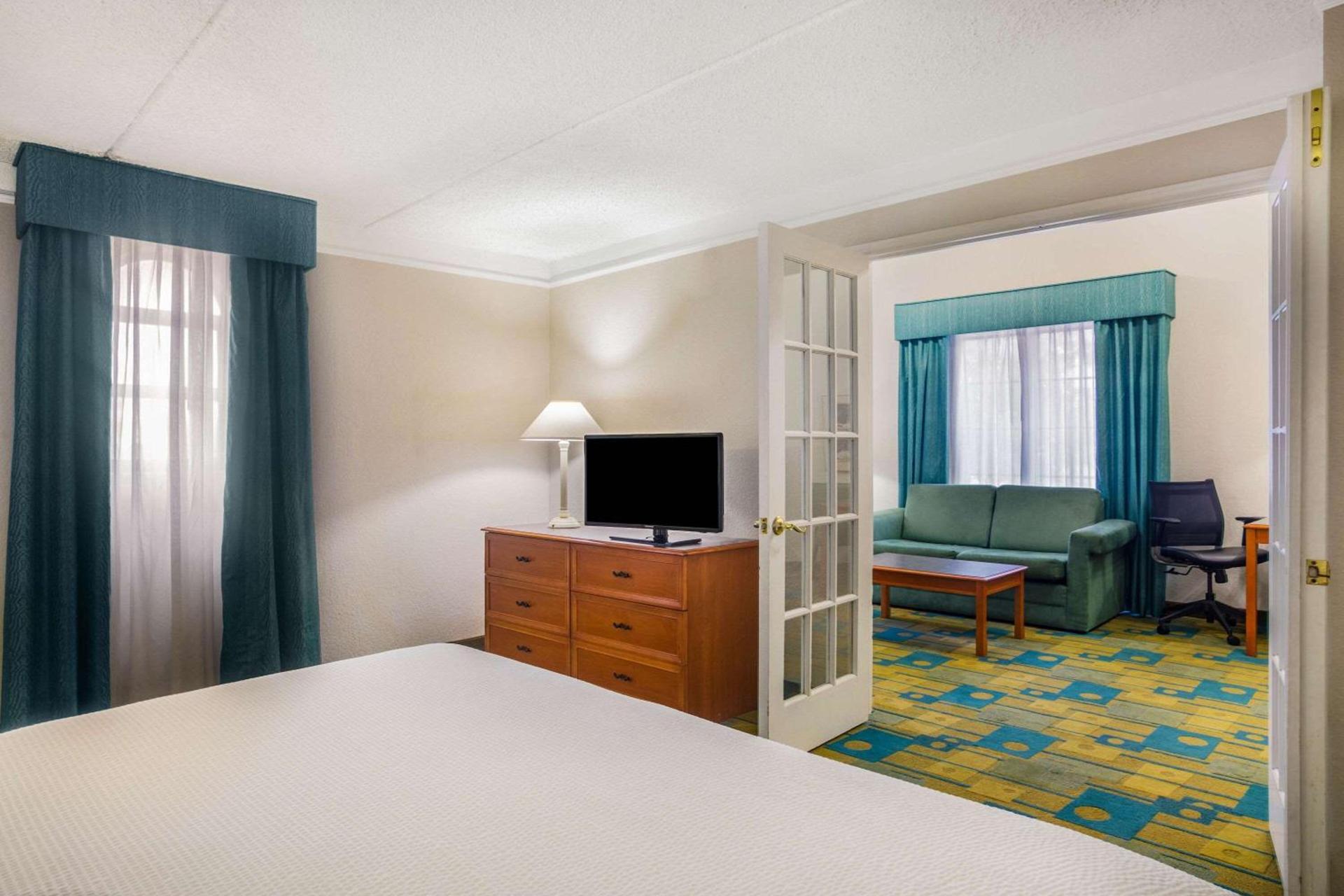 Super 8 by Wyndham Eagle Pass photo 22