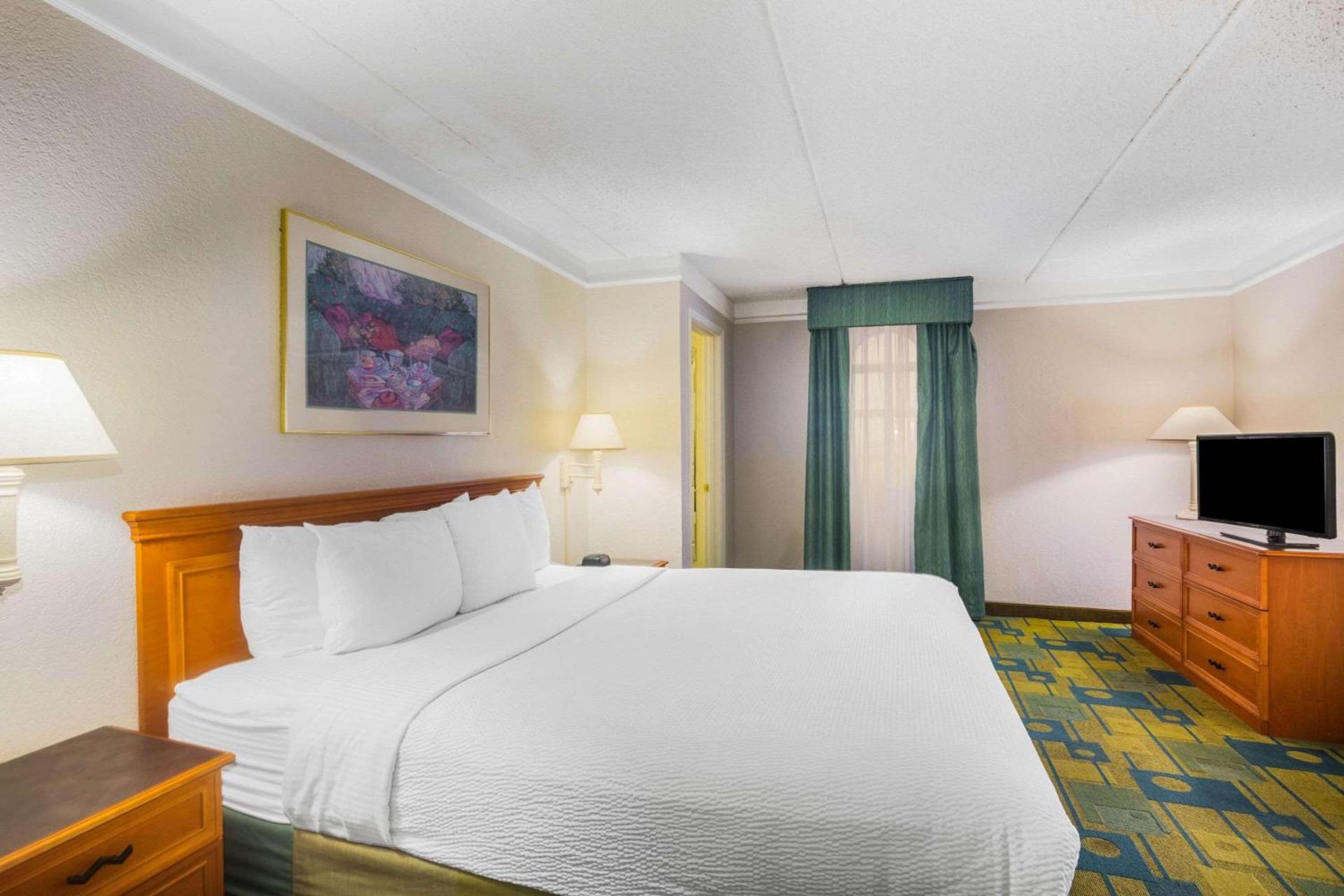 Super 8 by Wyndham Eagle Pass photo 23