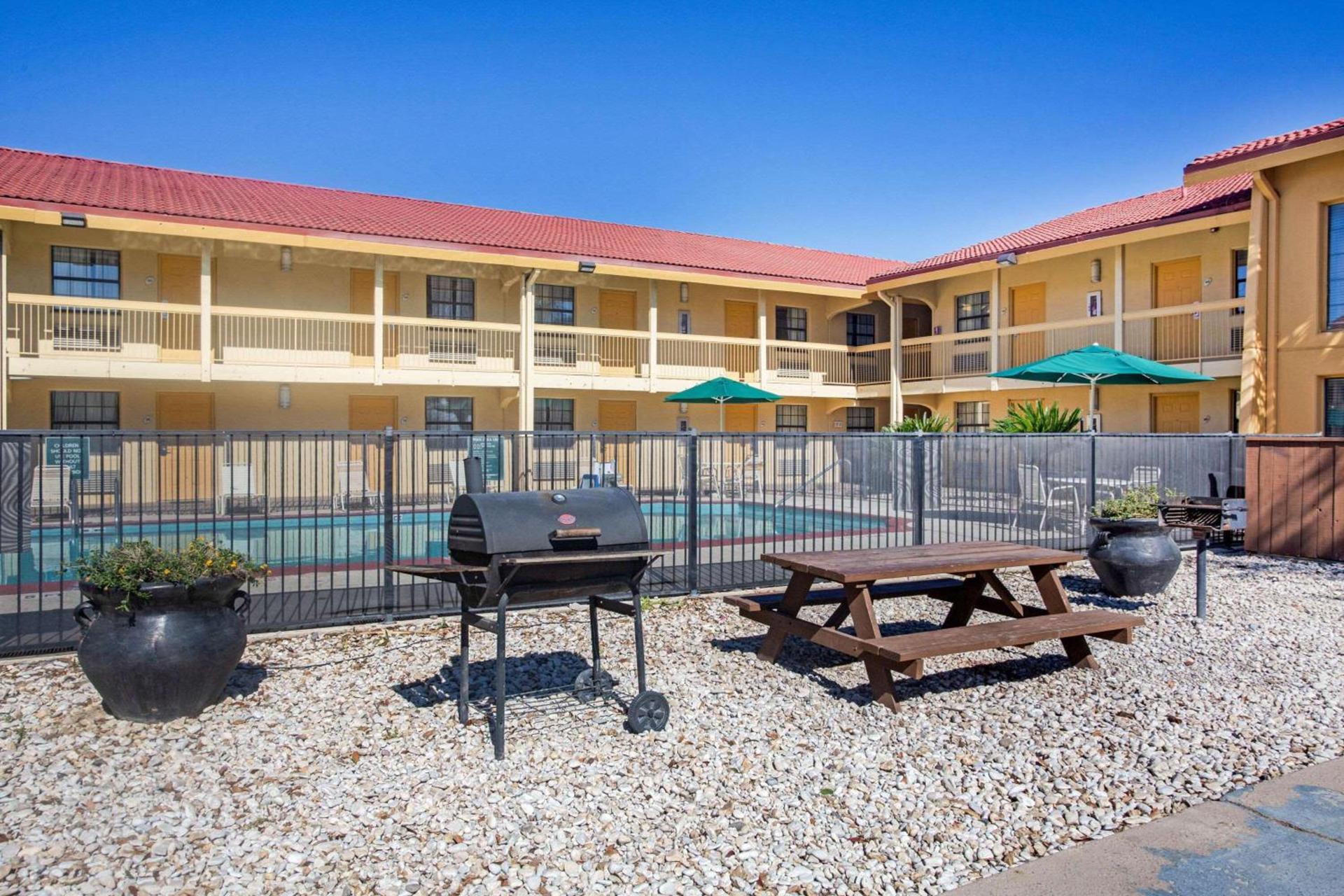 Super 8 by Wyndham Eagle Pass photo 24