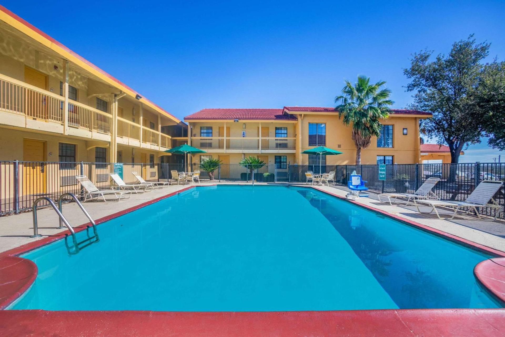 Super 8 by Wyndham Eagle Pass photo 25