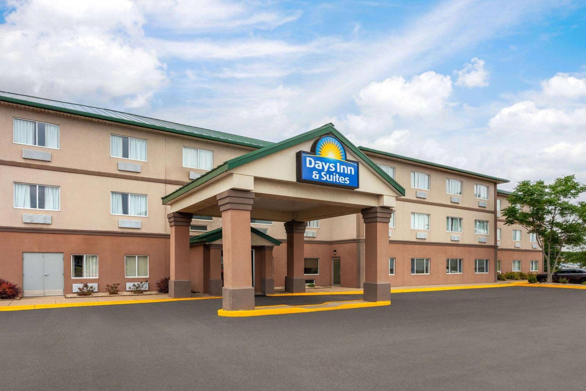 Days Inn & Suites by Wyndham Morris I-80 — hotel in Morris