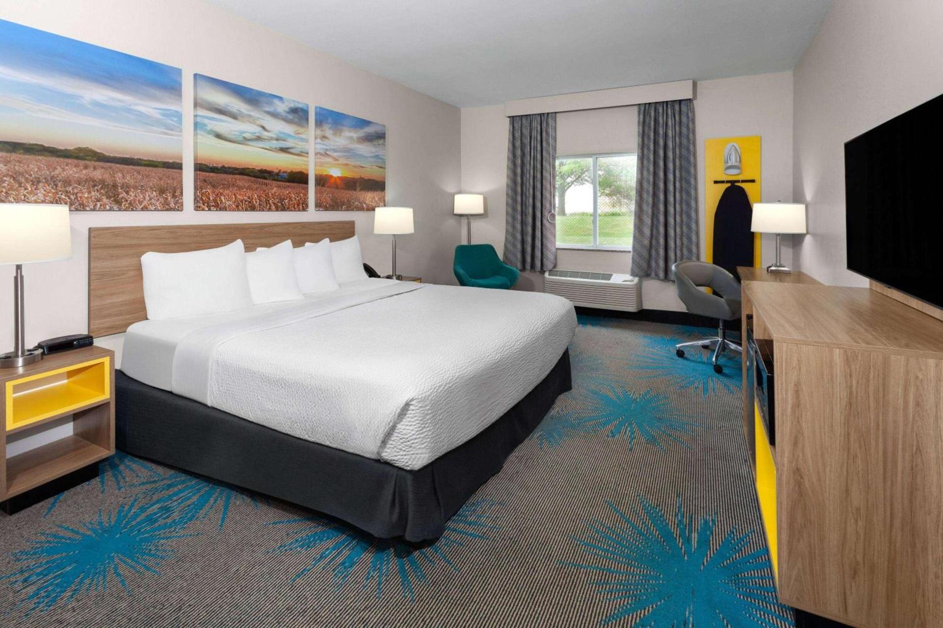 Days Inn & Suites by Wyndham Morris I-80 photo 14