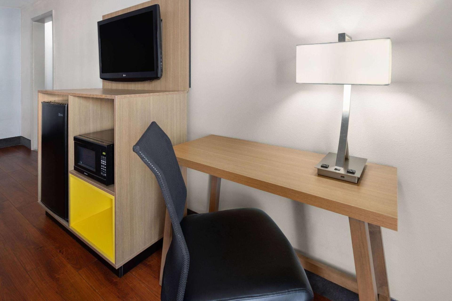 Days Inn by Wyndham Americus photo 10