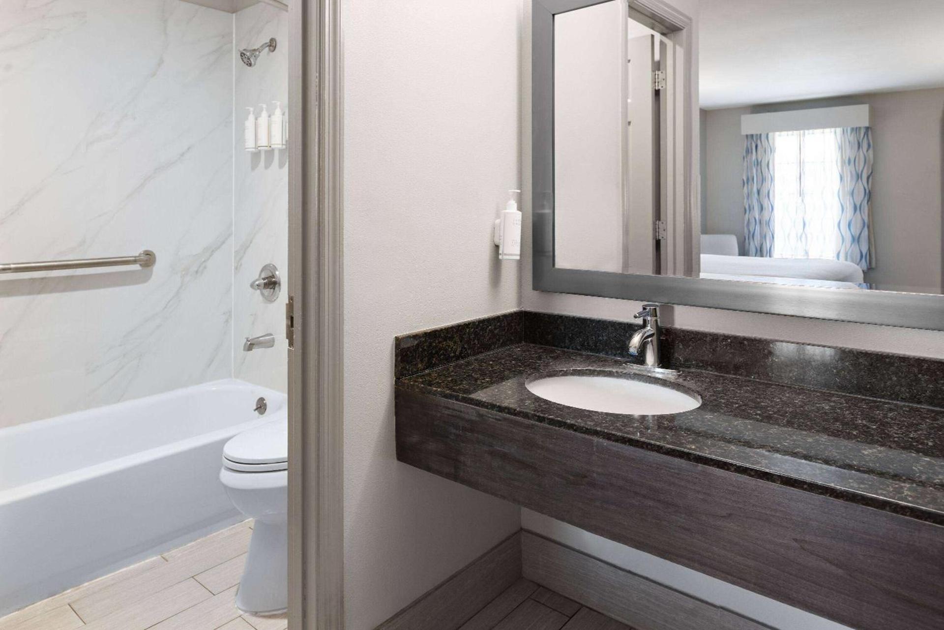 Days Inn by Wyndham Americus photo 12