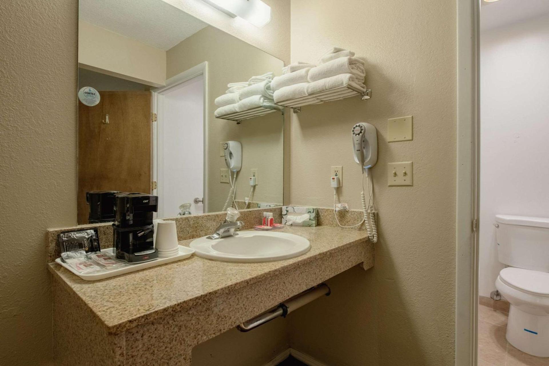 Econo Lodge Cortez near Mesa Verde photo 40