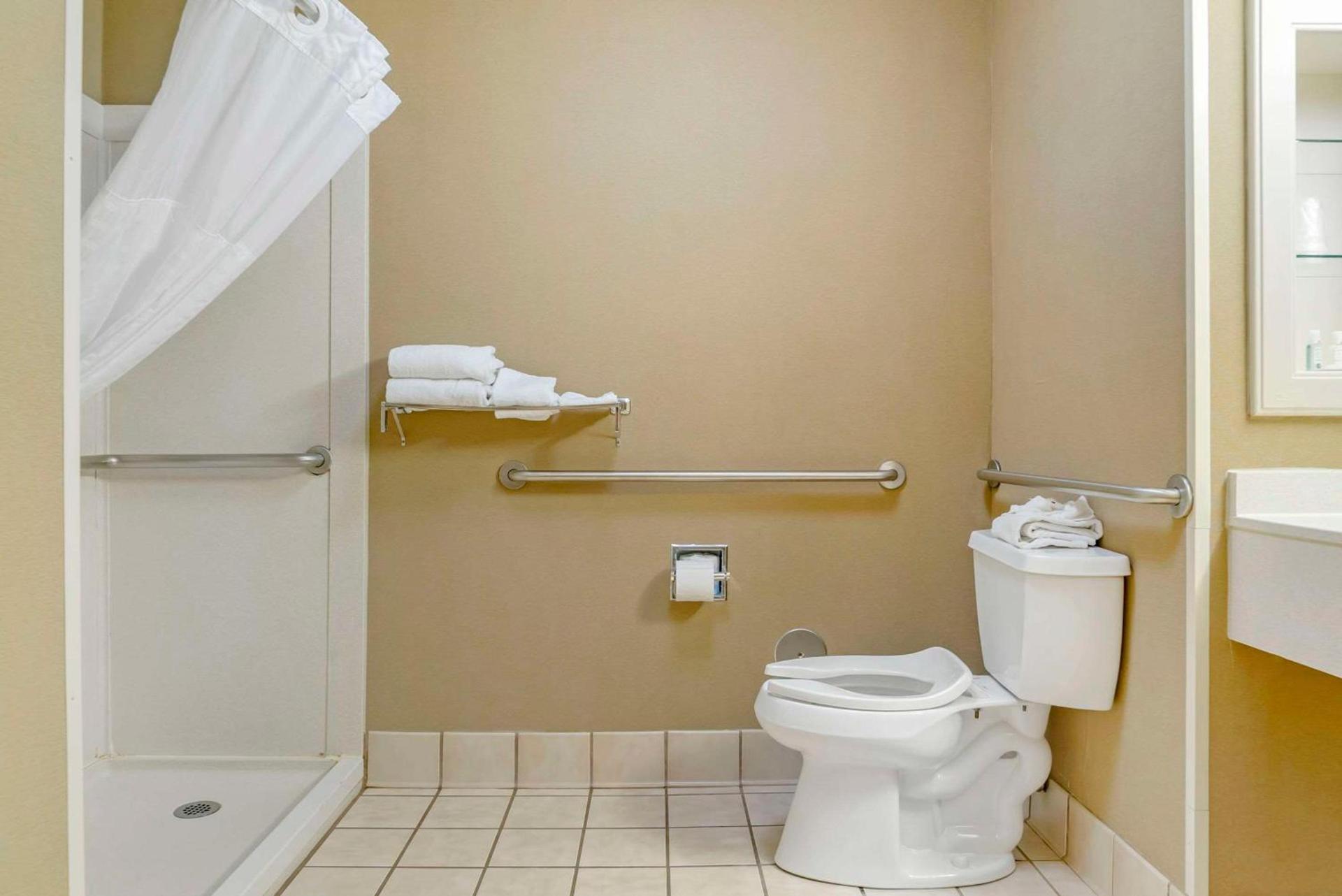 Quality Inn & Suites Monroe photo 18