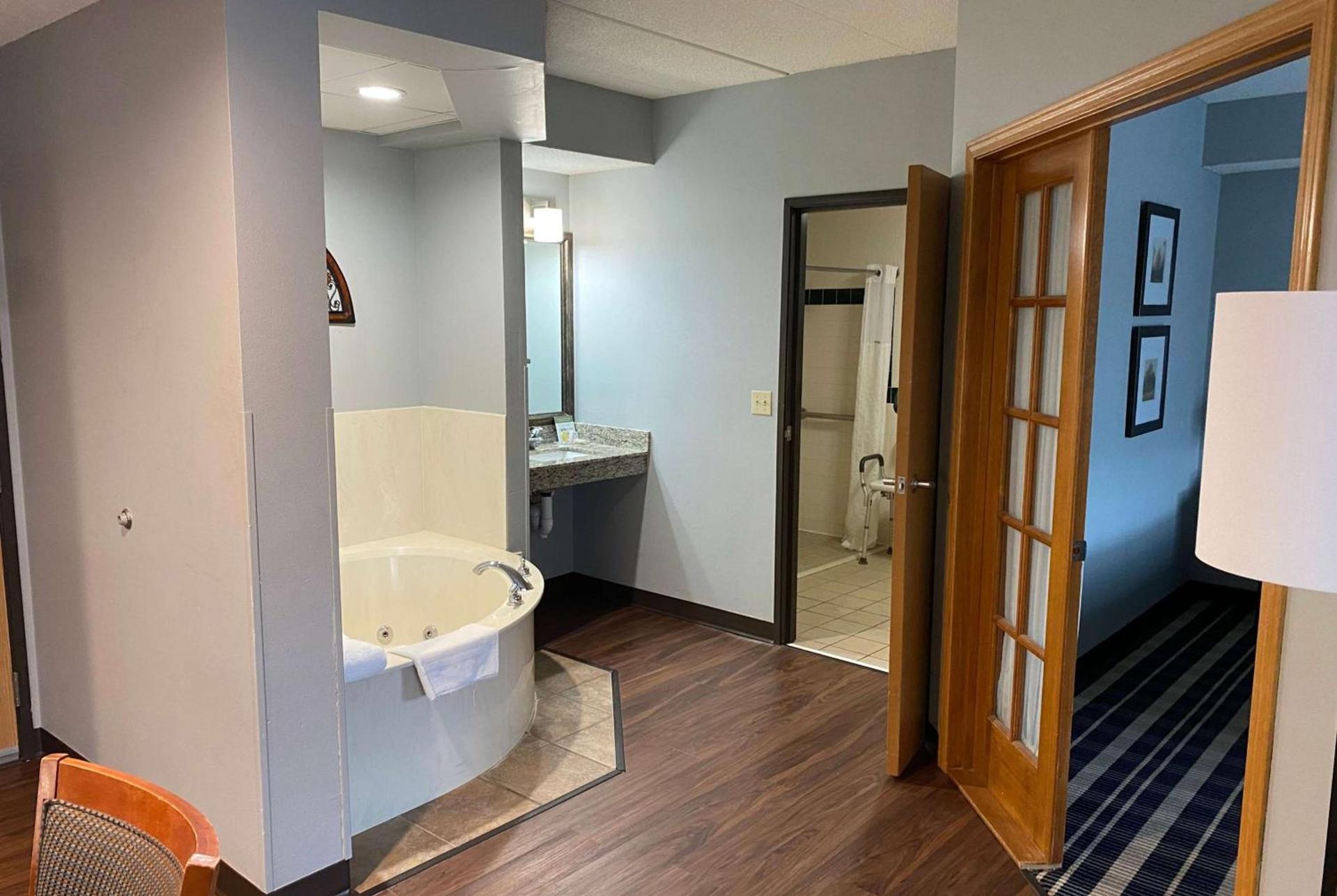 AmericInn by Wyndham Chanhassen photo 67