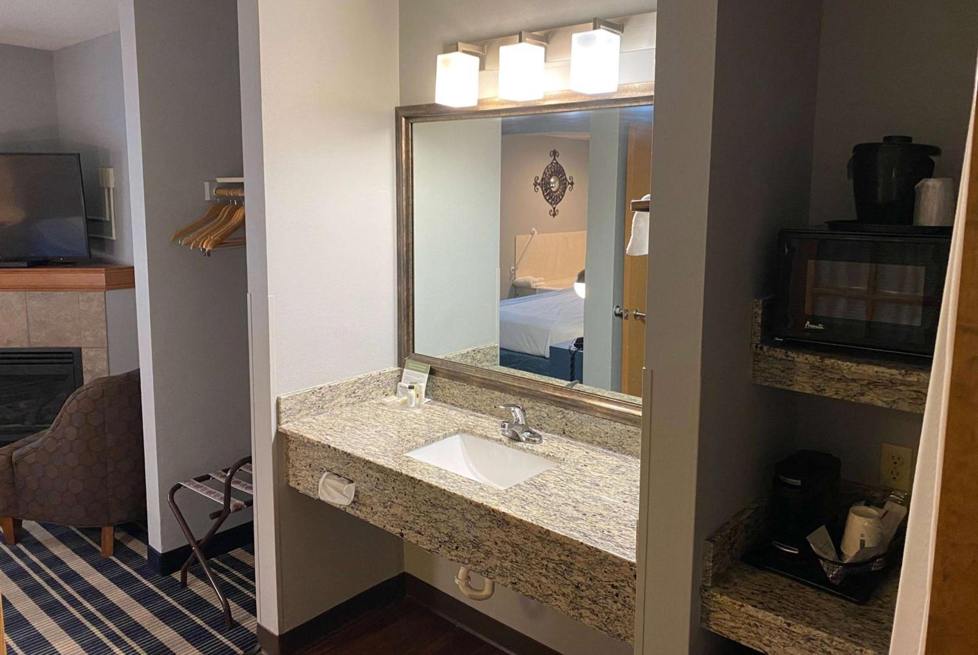 AmericInn by Wyndham Chanhassen photo 70