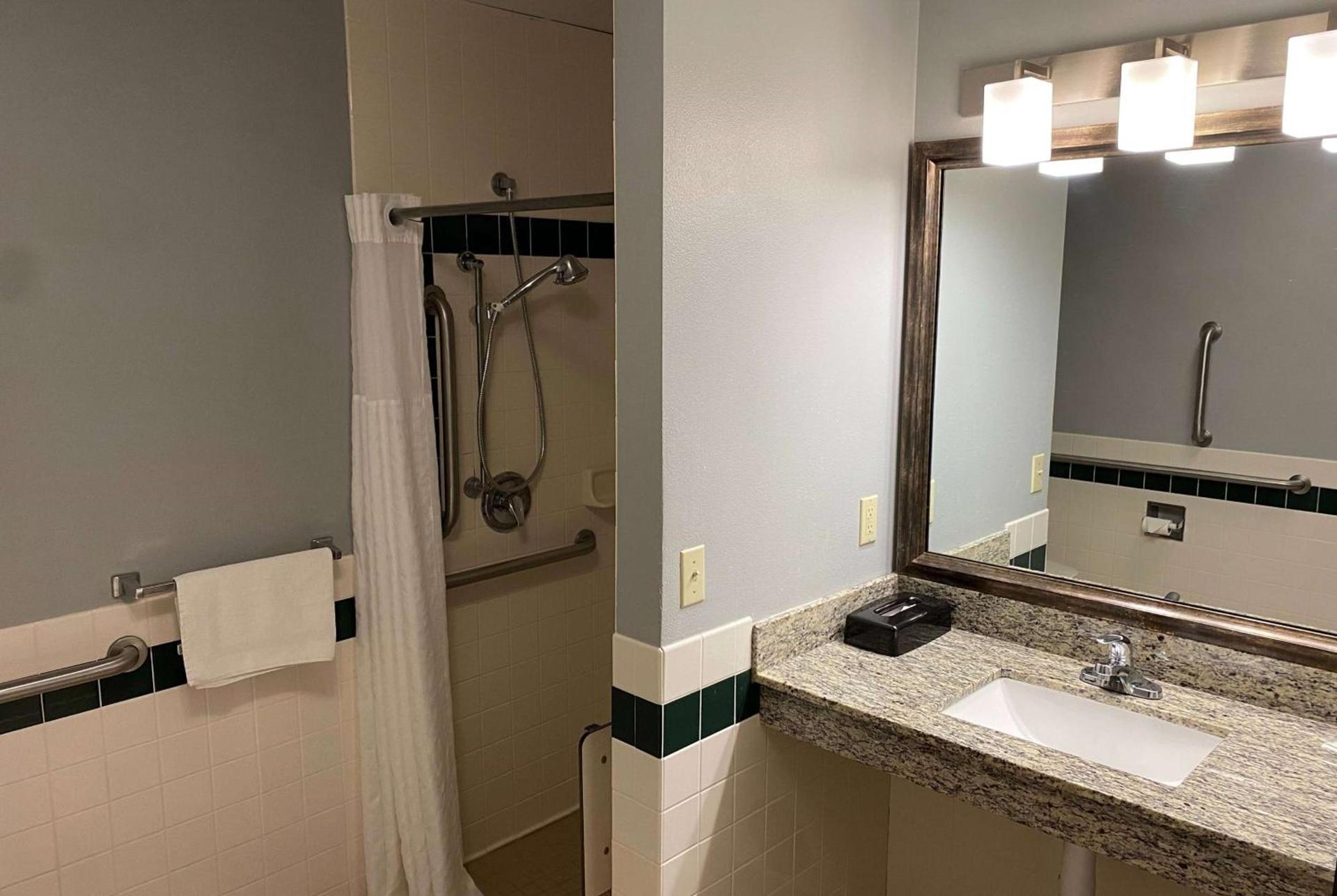 AmericInn by Wyndham Chanhassen photo 72